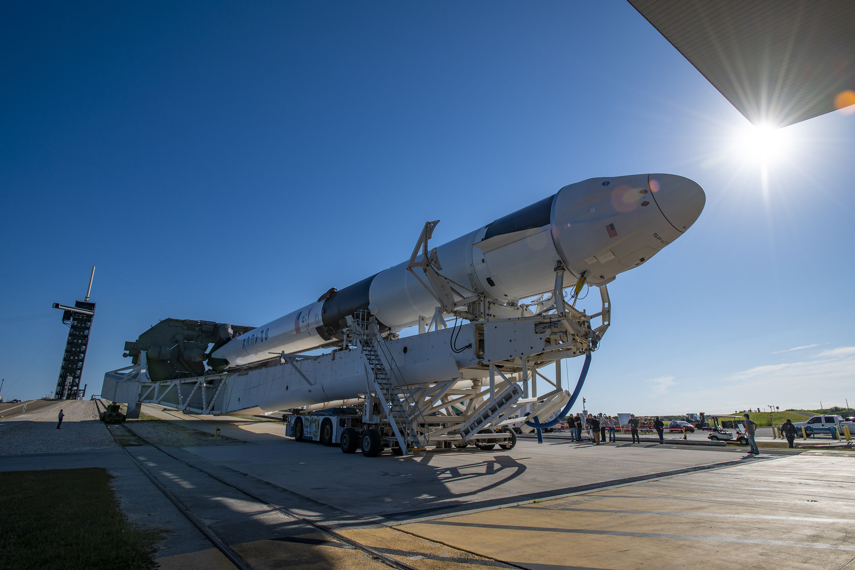 Rakieta Falcon 9 wraz z towarową kapsułą Dragon 2 w drodze na platformę LC-39A w KSC na Florydzie (Źródło: SpaceX)