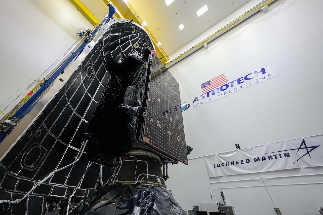 Satelita zamykany w osłonach ładunku rakiety (Źródło: Lockheed Martin)