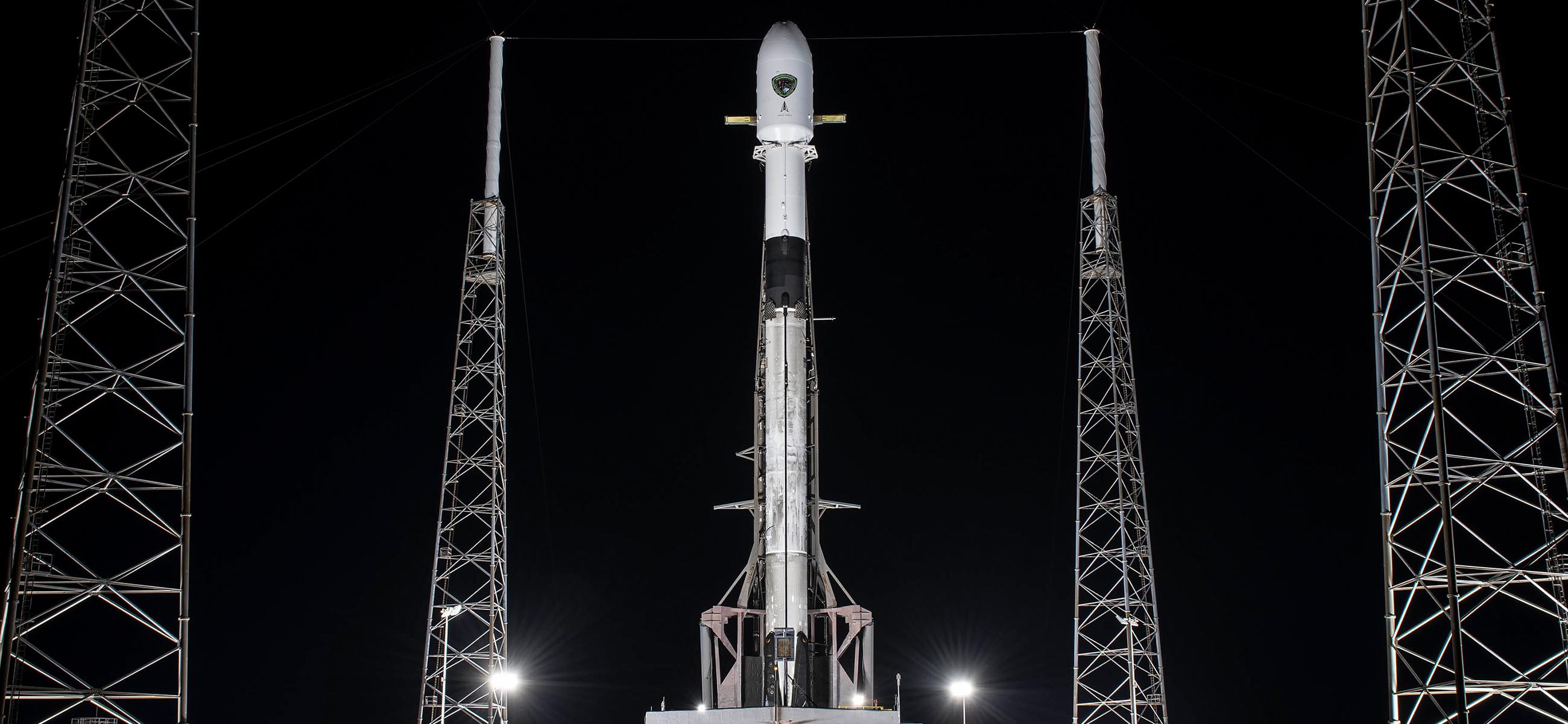 Falcon 9 na platformie startowej przed misją GPS III SV05 (Źródło: SpaceX)
