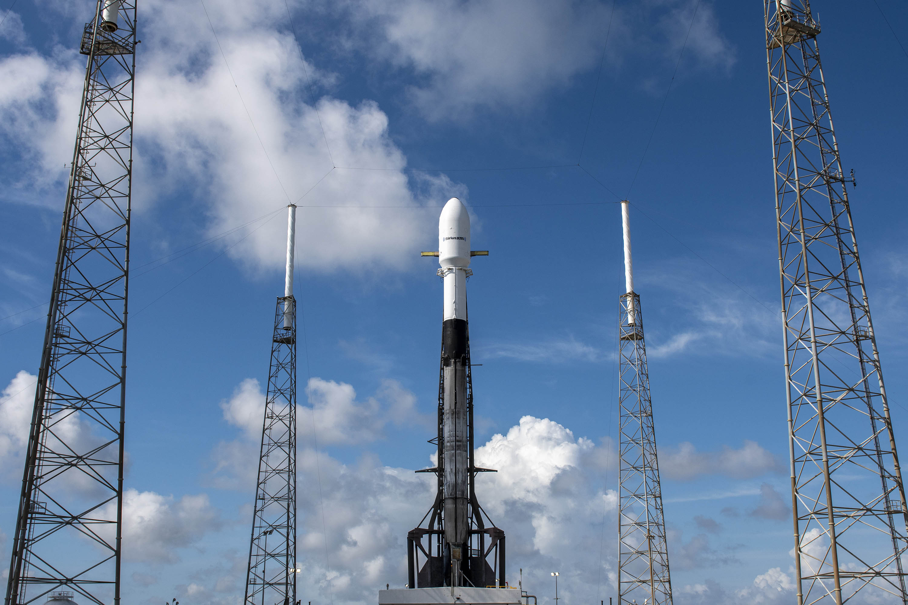 Rakieta Falcon 9 na platformie startowej przed misją SXM-8 (Źródło: SpaceX)