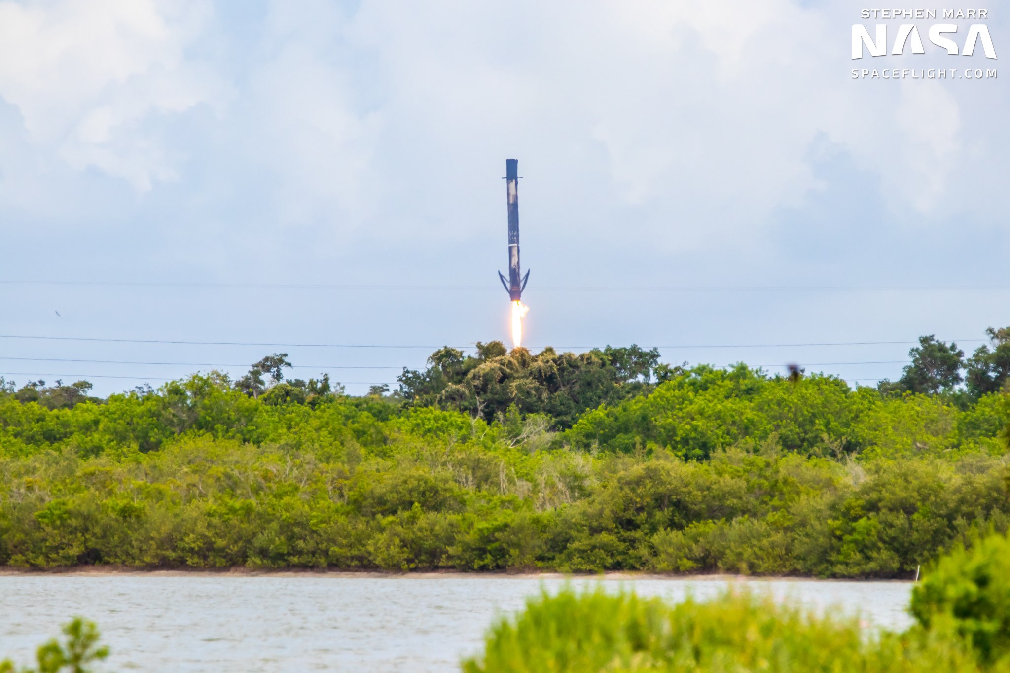 Lądowanie pierwszego stopnia rakiety Falcon 9 po misji Transporter-2 (Źródło: Stephen Marr dla NSF, NASASpaceFlight.com)