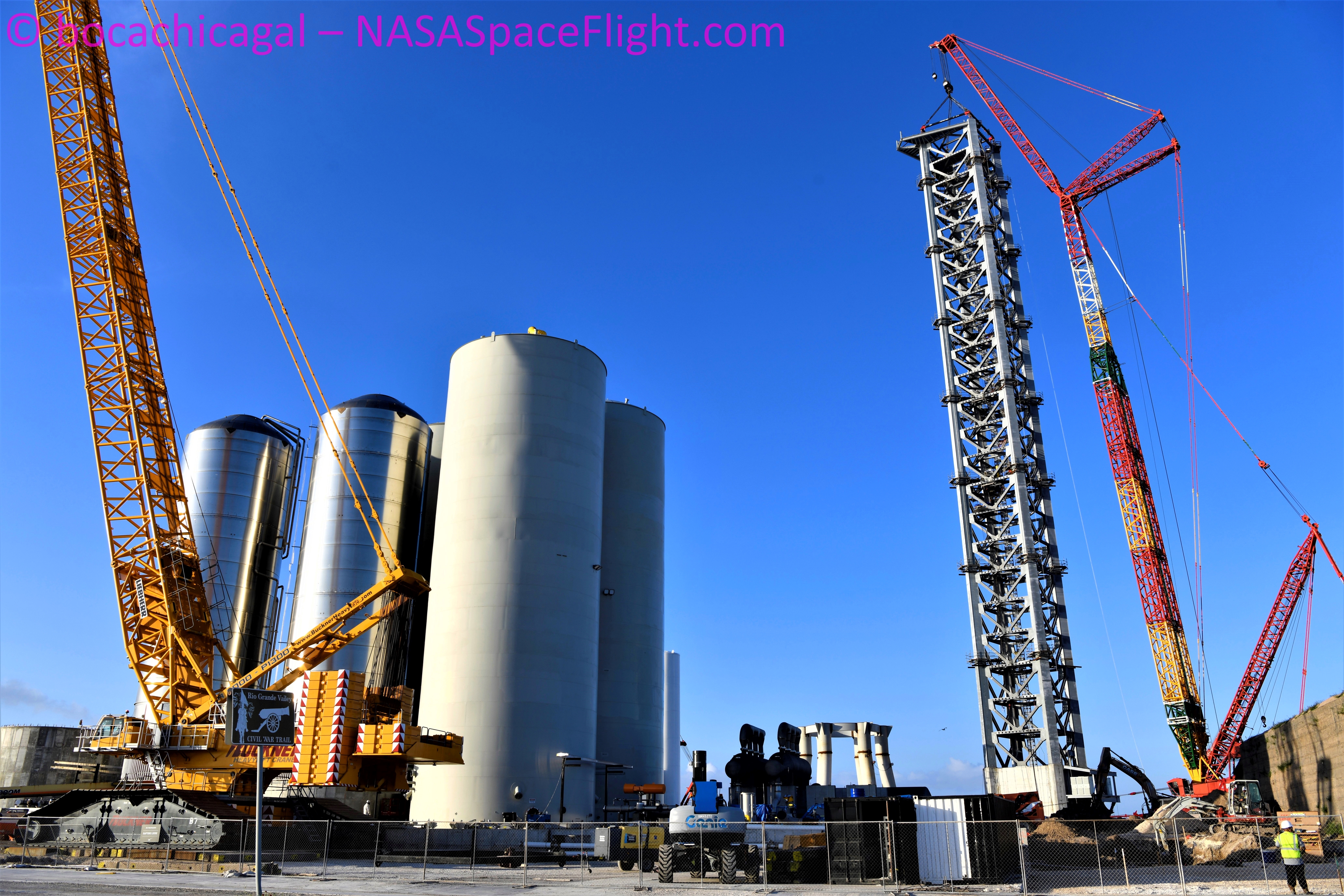 Zbiorniki i wieża na terenie orbitalnego kompleksu startowego (Źródło: BocaChicaGal dla NSF, NASASpaceFlight.com)