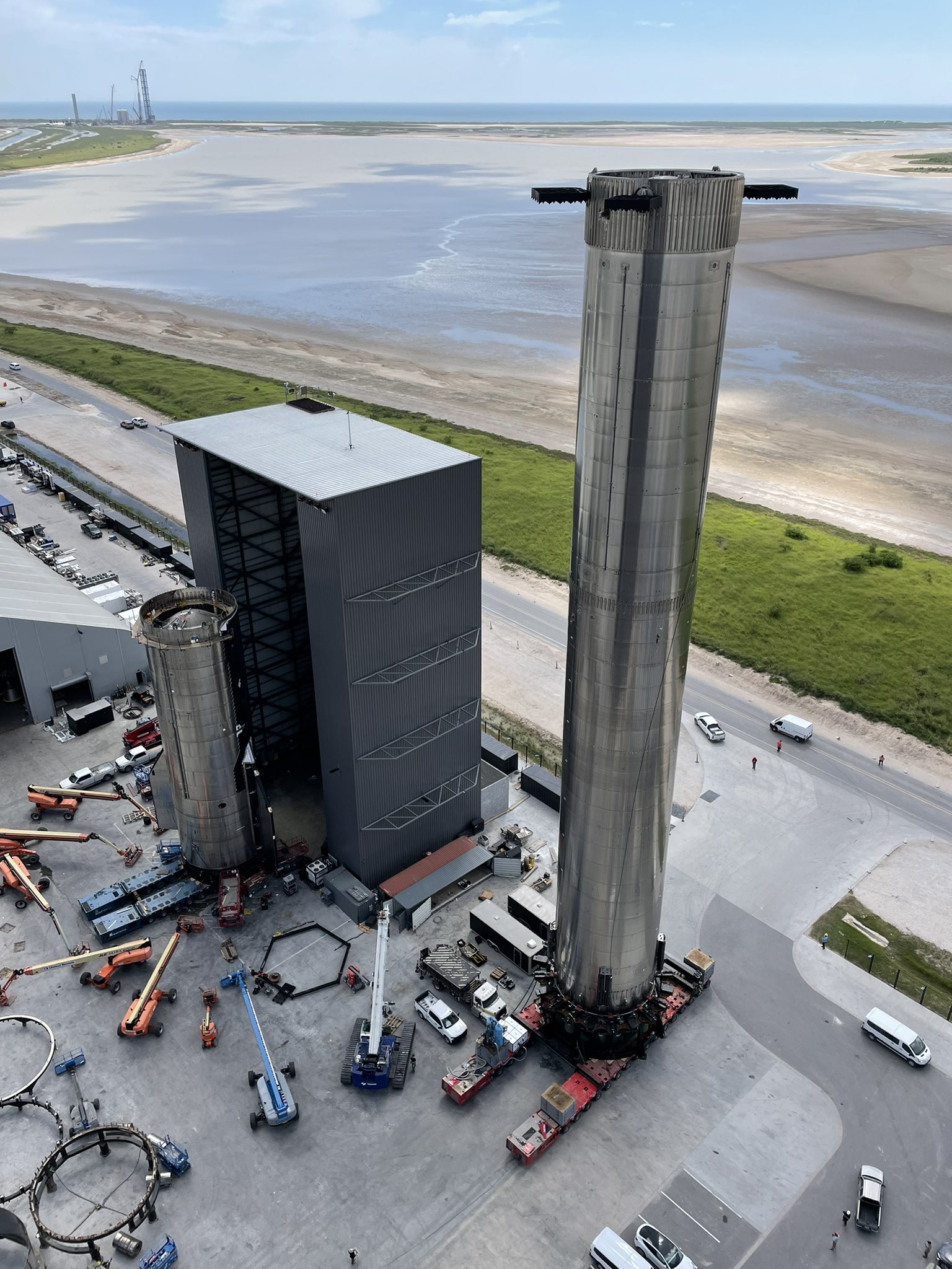 Prototyp Booster 4 przed transportem na teren kompleksu startowego (Źródło: Elon Musk)
