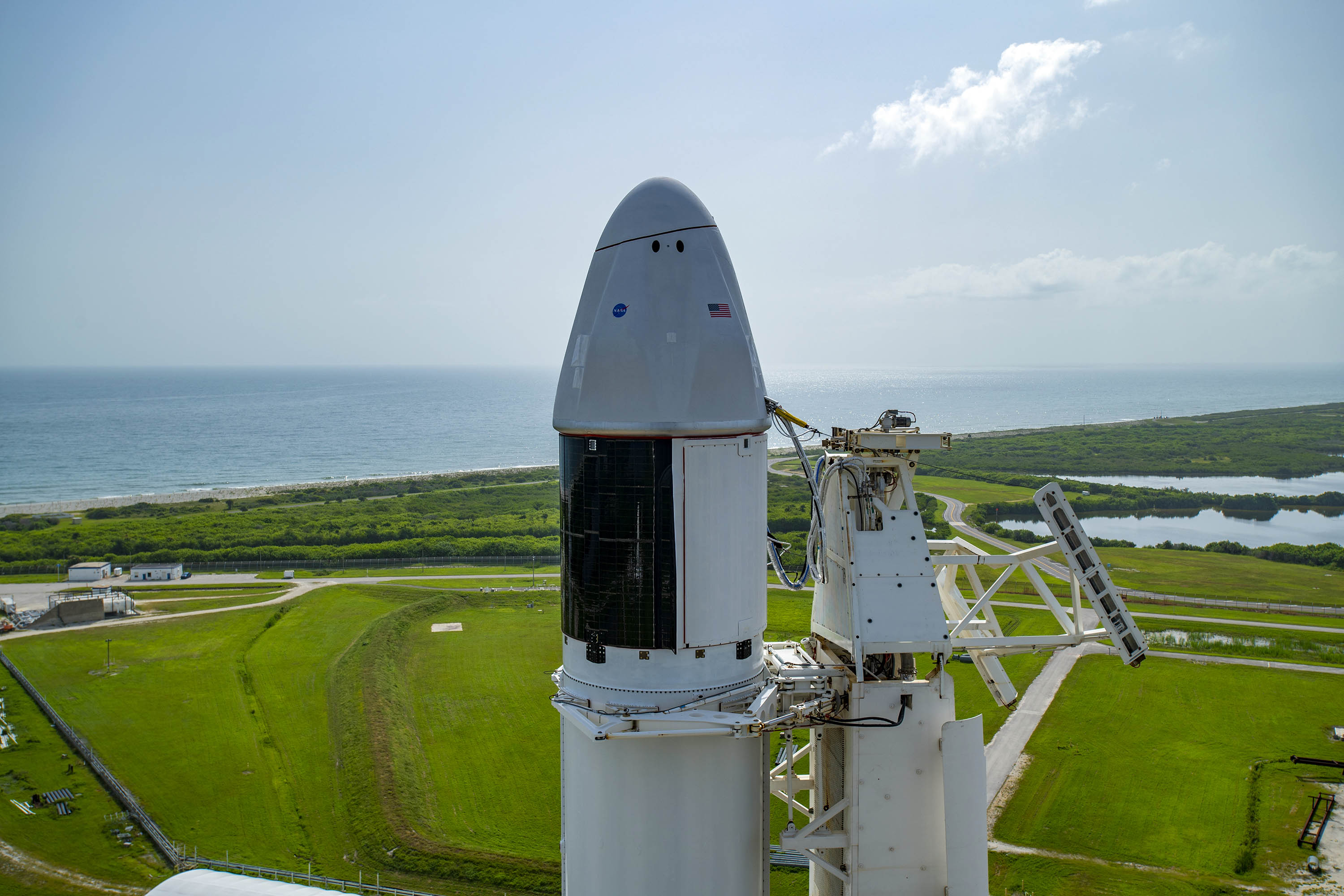 Towarowa kapsuła Dragon 2 na szczycie rakiety Falcon 9 przed misją CRS-23 (Źródło: SpaceX)