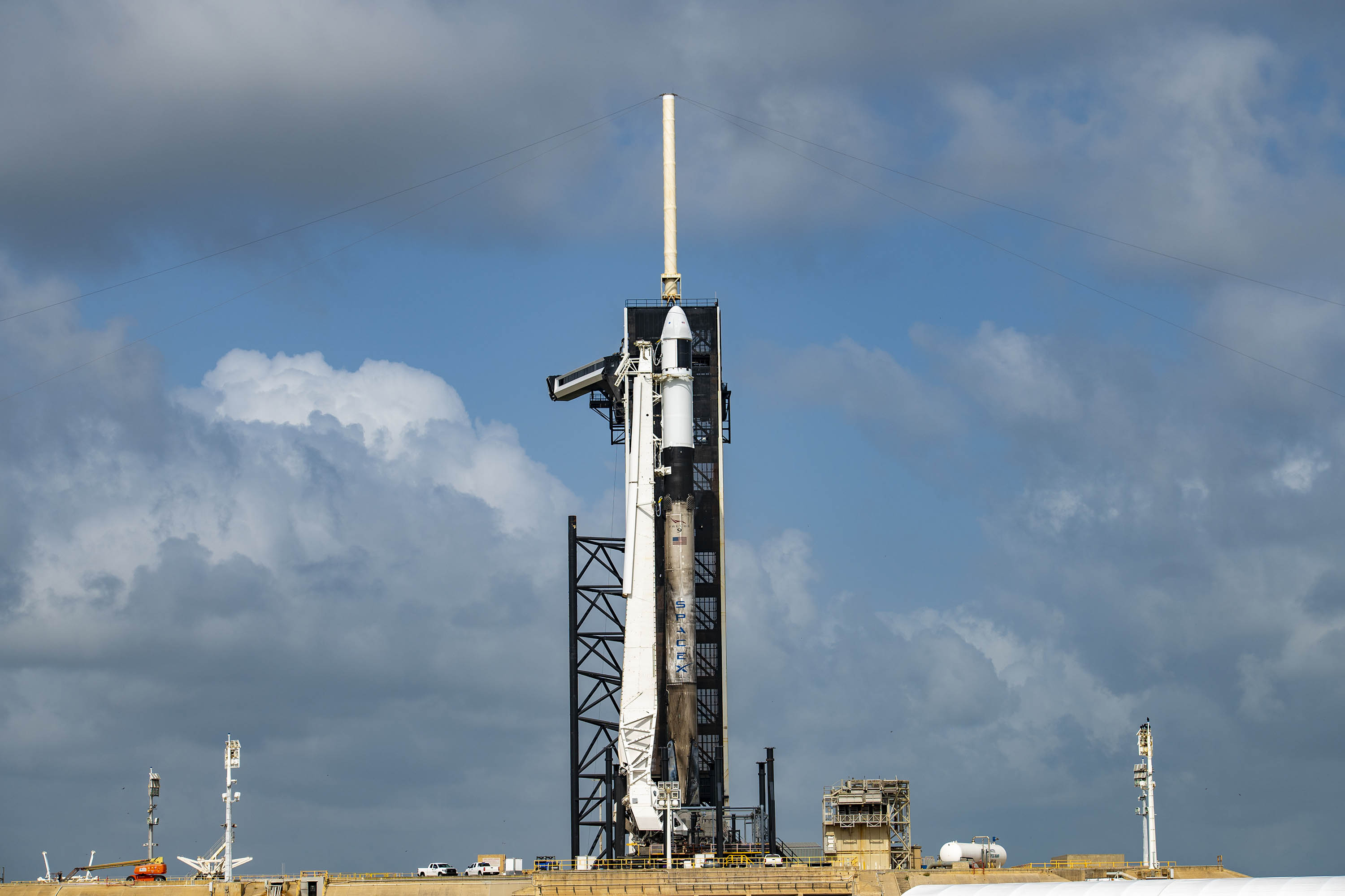 Nosząca ślady trzech poprzednich misji rakieta Falcon 9 wraz z towarową kapsułą Dragon 2 na stanowisku startowym LC-39A w Centrum Kosmicznym im. Kennedy’ego na Florydzie (źródło: NASA Kennedy/SpaceX)
