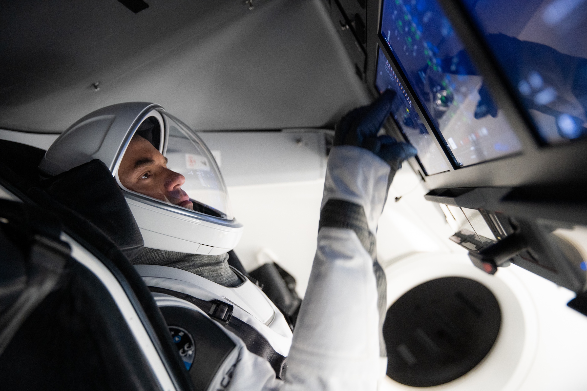Jared Isaacman w kapsule Dragon w skafandrze kosmicznym (Źródło: Jared Isaacman)