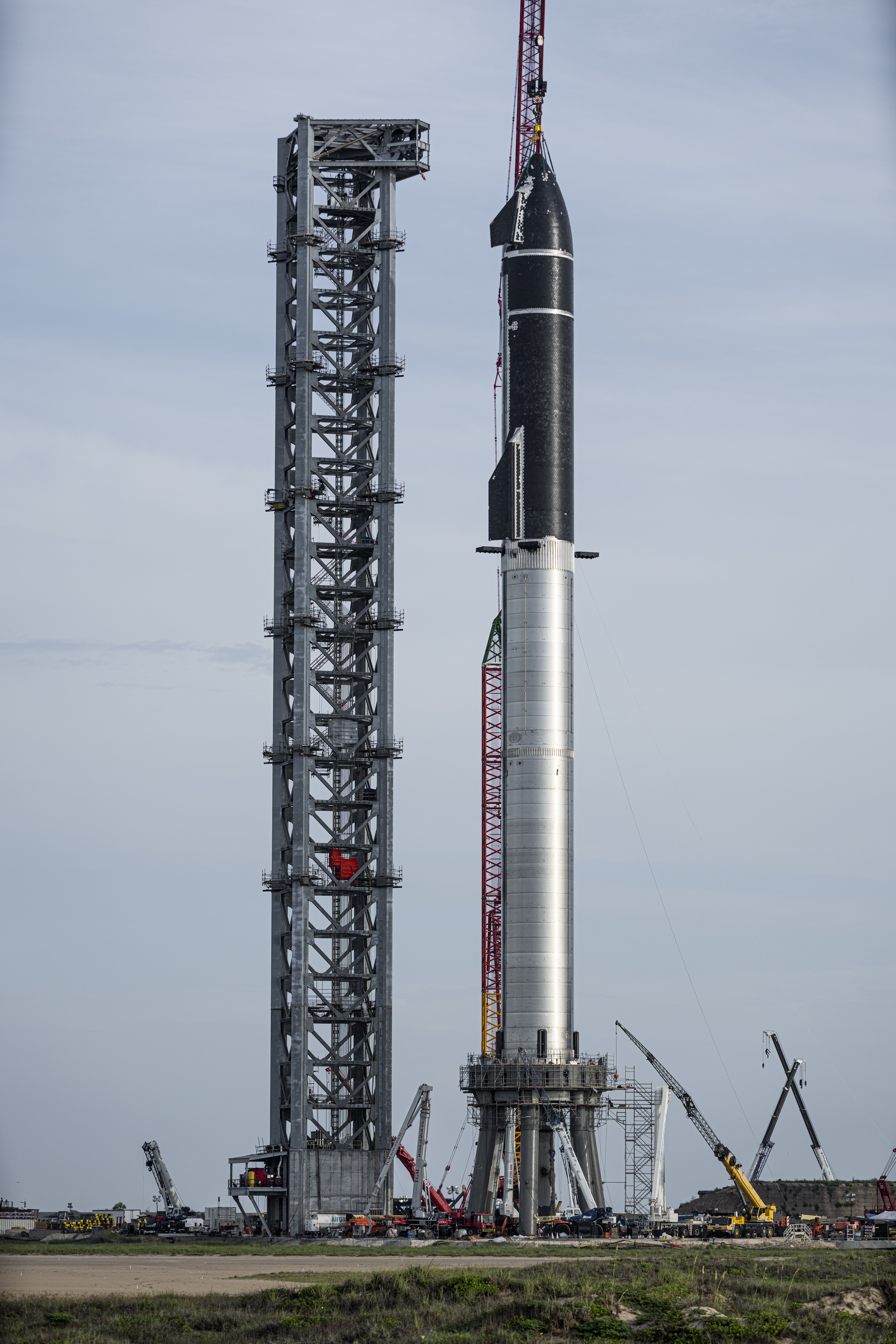 Dwa stopnie rakiety Starship połączone ze sobą po raz pierwszy (Źródło: SpaceX)