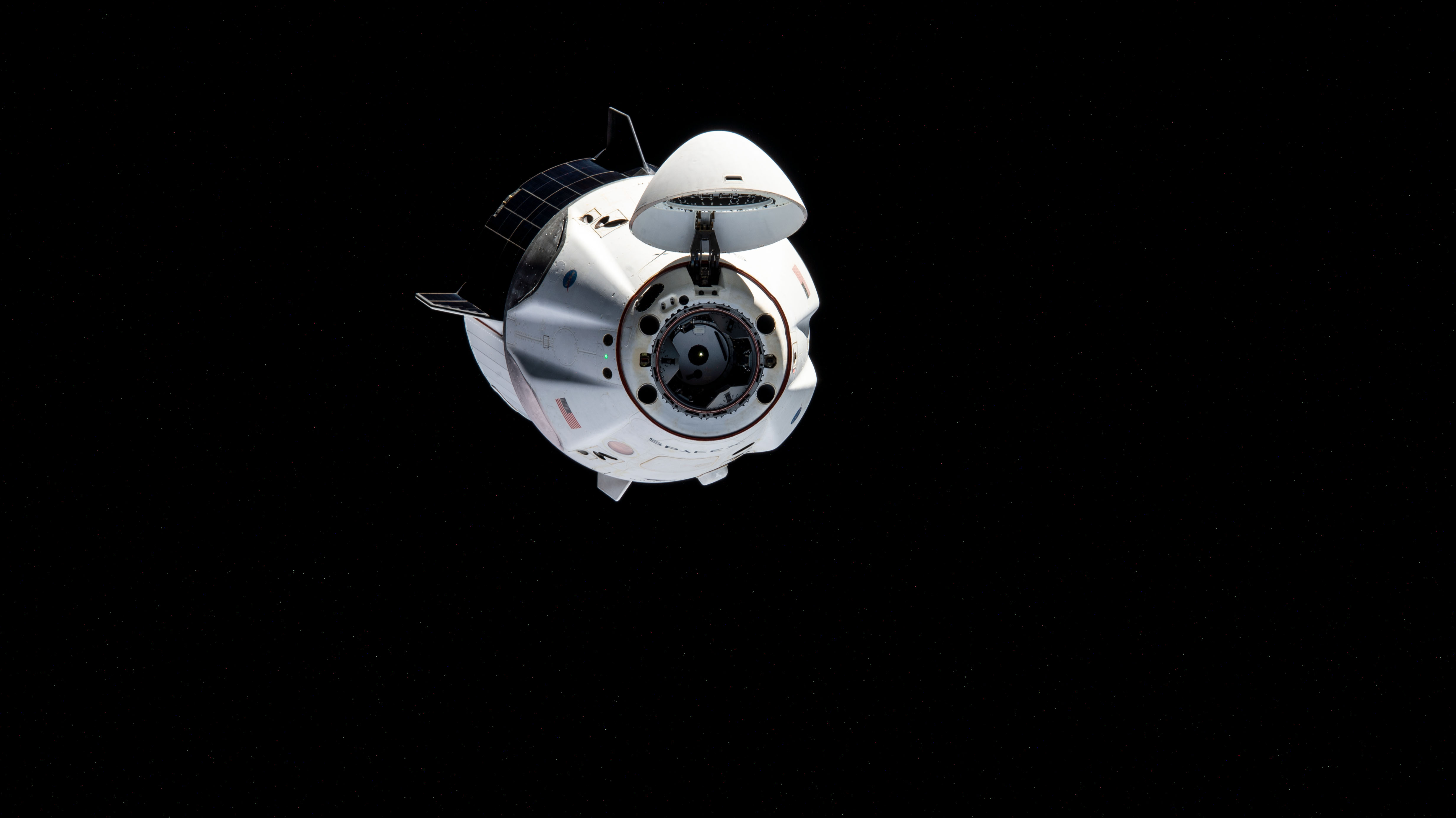 Zdjęcie: Kapsuła Dragon 2 Resilience podczas relokacji portów na ISS (Źródło: NASA Johnson)