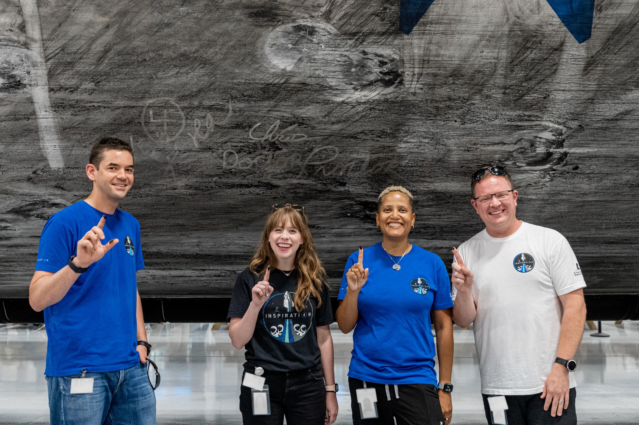 Załoga Inspiration4 podpisała się na pierwszym stopniu rakiety Falcon 9, który wyniesie ich na niską orbitę okołoziemską. Od lewej: Jared Isaacman, Hayley Arceneaux, Sian Proctor, Chris Sembroski (Źródło: Inspiration 4)