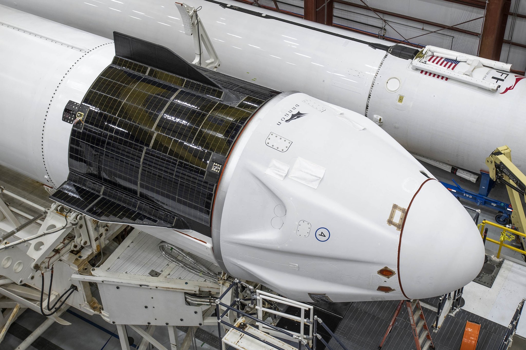 Rakieta Falcon 9 i załogowa kapsuła Dragon 2 w hangarze podczas przygotowań do startu (Źródło: SpaceX)