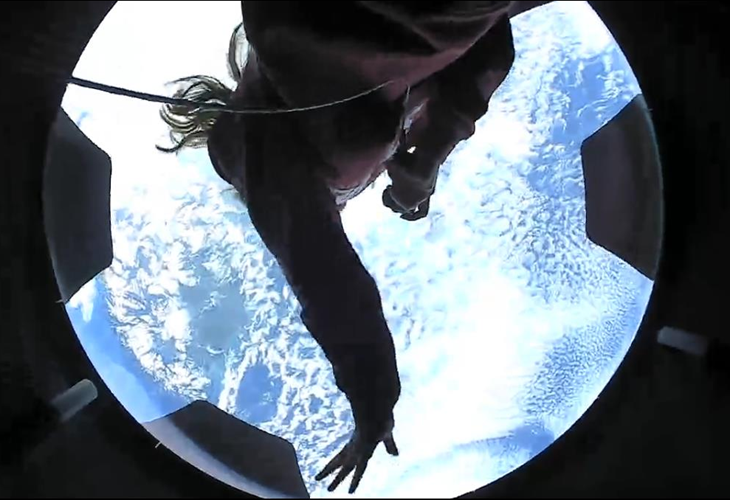 Hayley Arceneaux spoglądająca na Ziemię przez okno zamontowane w przedniej części kapsuły Dragon (Źródło: Inspiration4/SpaceX)