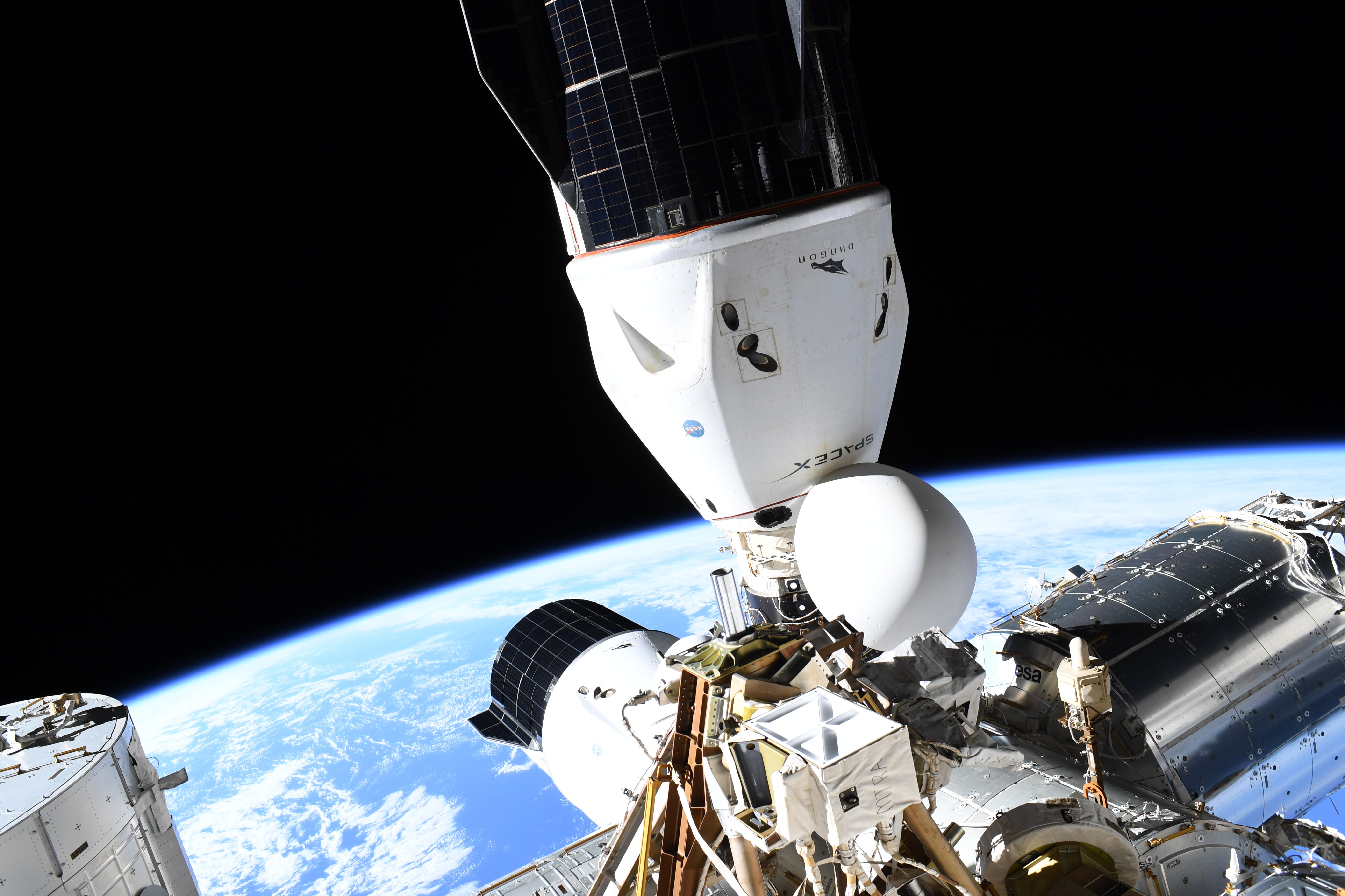 Dwie kapsuły Dragon 2 zadokowane do ISS we wrześniu 2021 roku (Źródło: Thomas Pesquet)