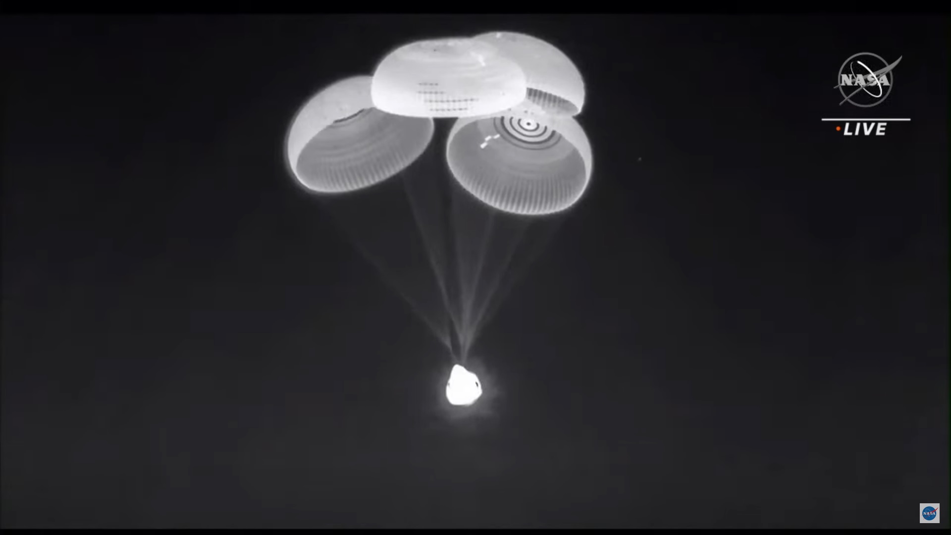 Kapsuła Dragon 2 Endeavour po otwarciu spadochronów przed wodowaniem w ramach misji Crew-2 (Źródło: SpaceX/NASA)