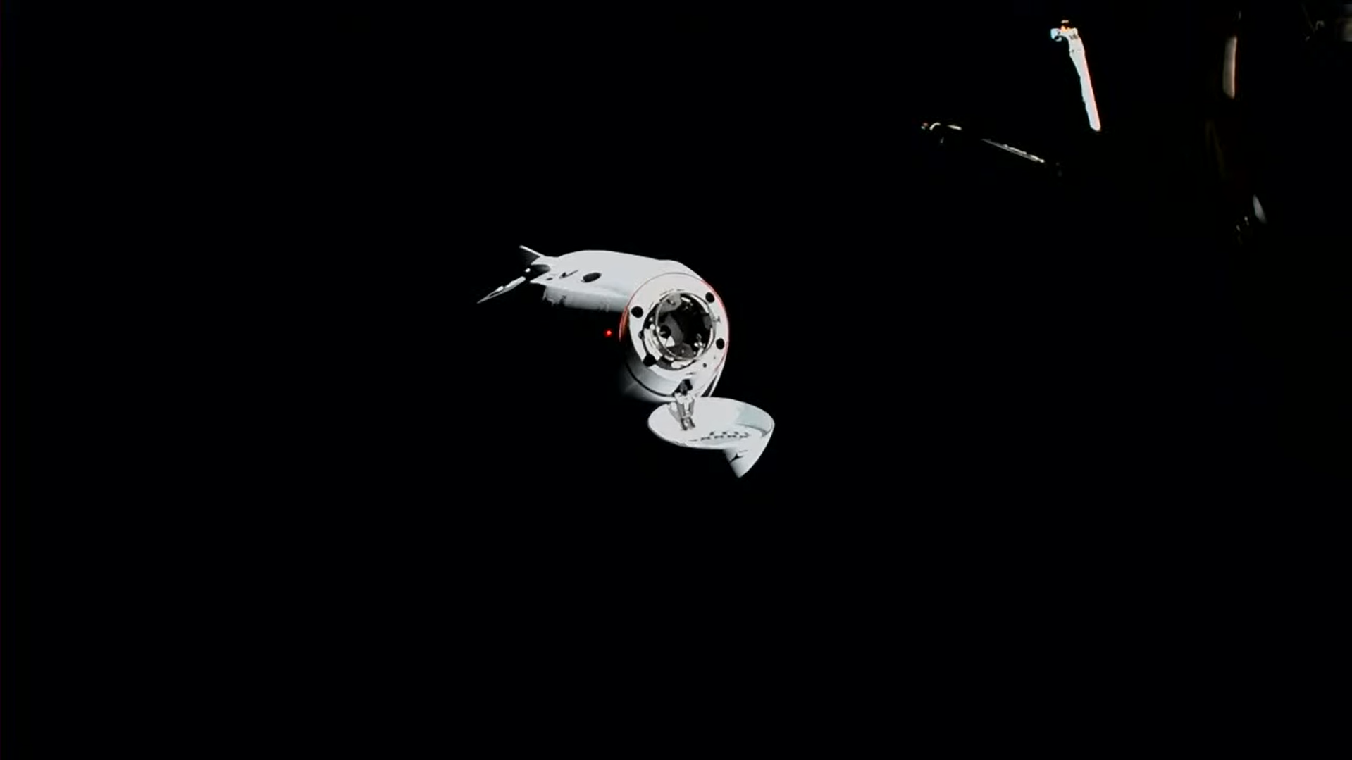 Dragon Endurance przed dokowaniem do ISS (Źródło: SpaceX)