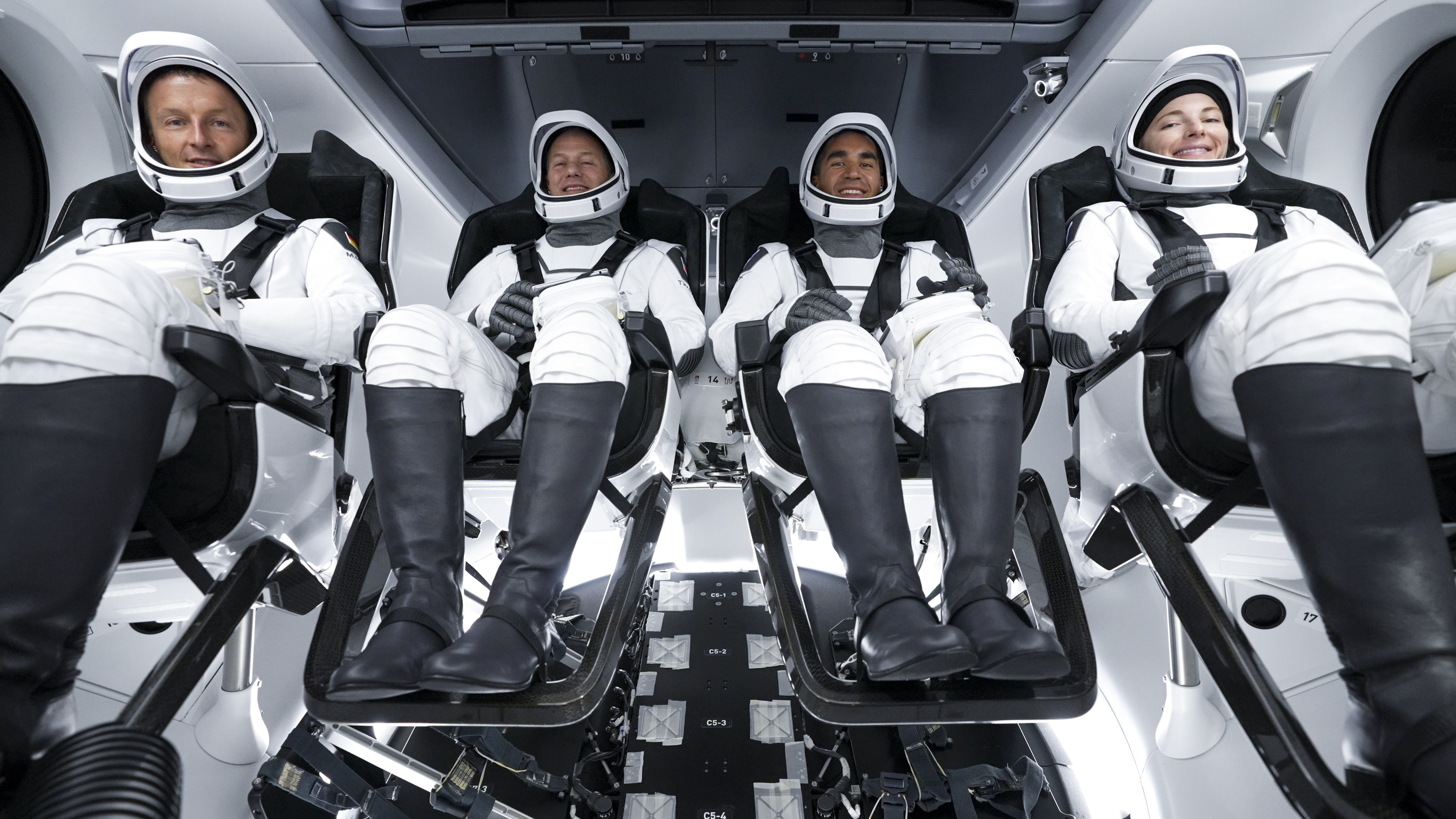 Załoga misji Crew-3 w kapsule Dragon 2 Endurance (Źródło: SpaceX)