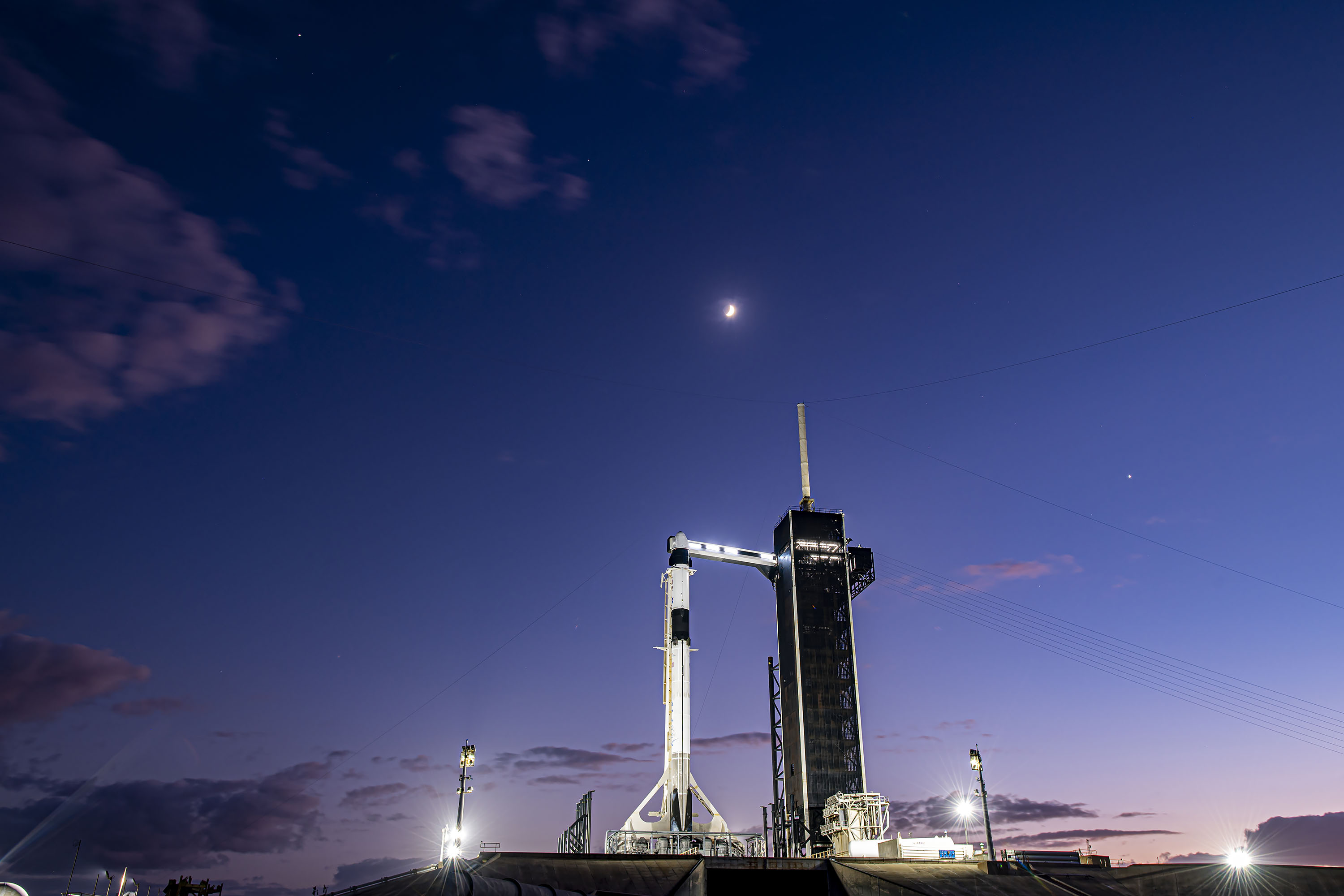 Rakieta Falcon 9 na platformie LC-39A przed startem z misją Crew-3 (Źródło: SpaceX)