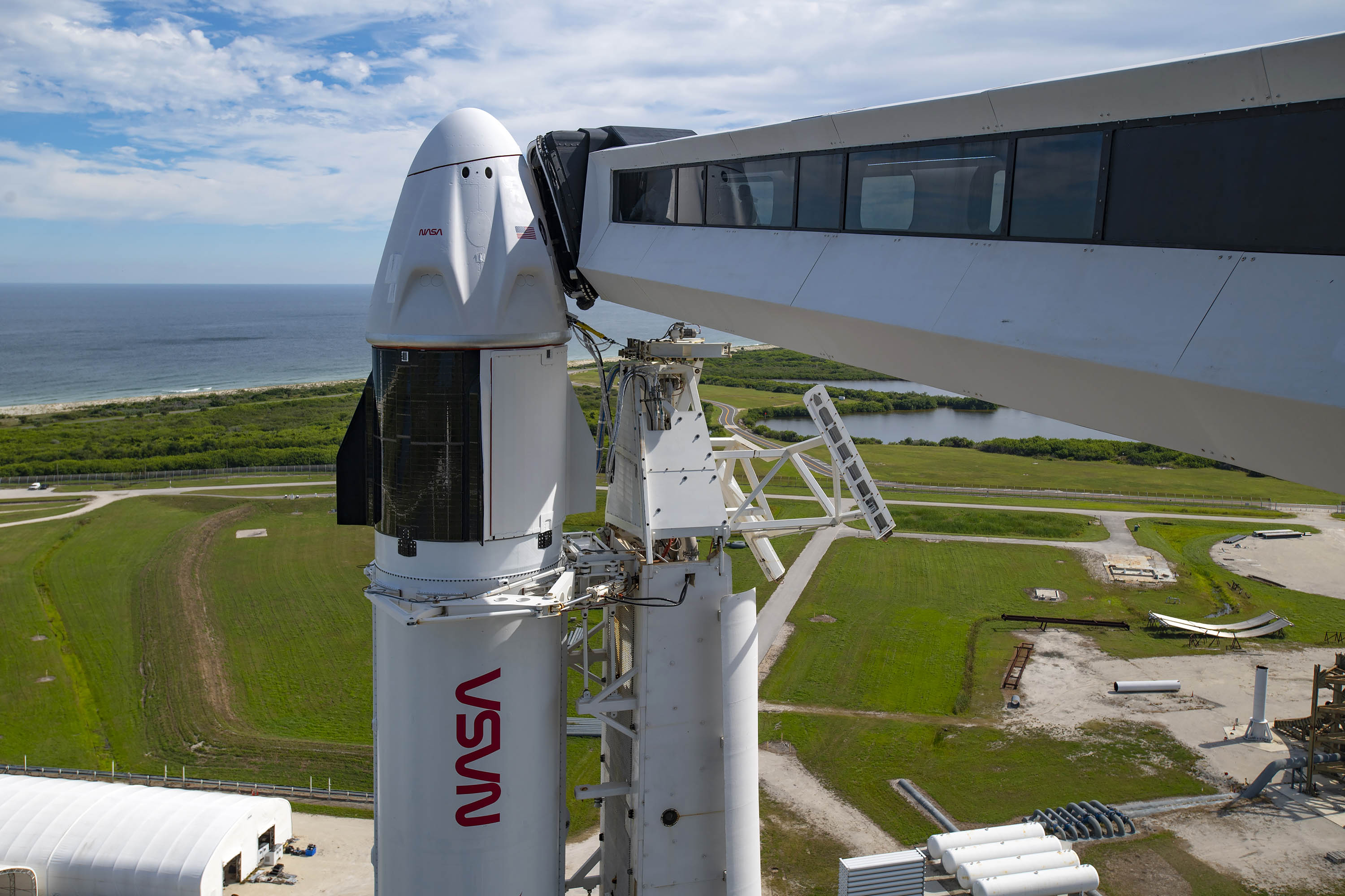 Falcon 9 z załogową kapsułą Dragon 2 Endurance na szczycie podczas przygotowań do startu z misją Crew-3 (Źródło: SpaceX)