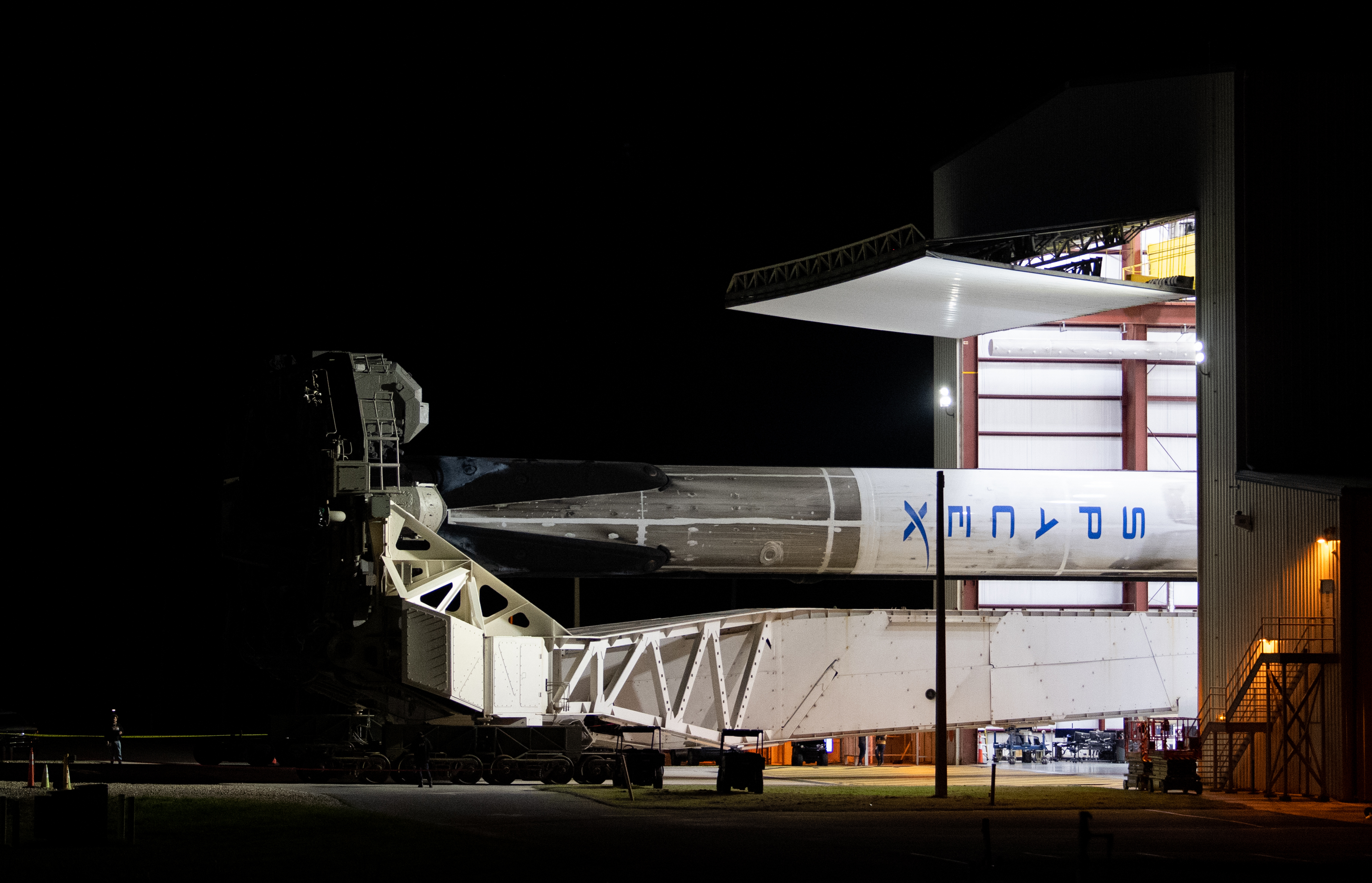 Rakieta Falcon 9 wytaczana na platformę LC-39A podczas przygotowań do startu z misją Crew-3 (Źródło: NASA/Joel Kowsky)