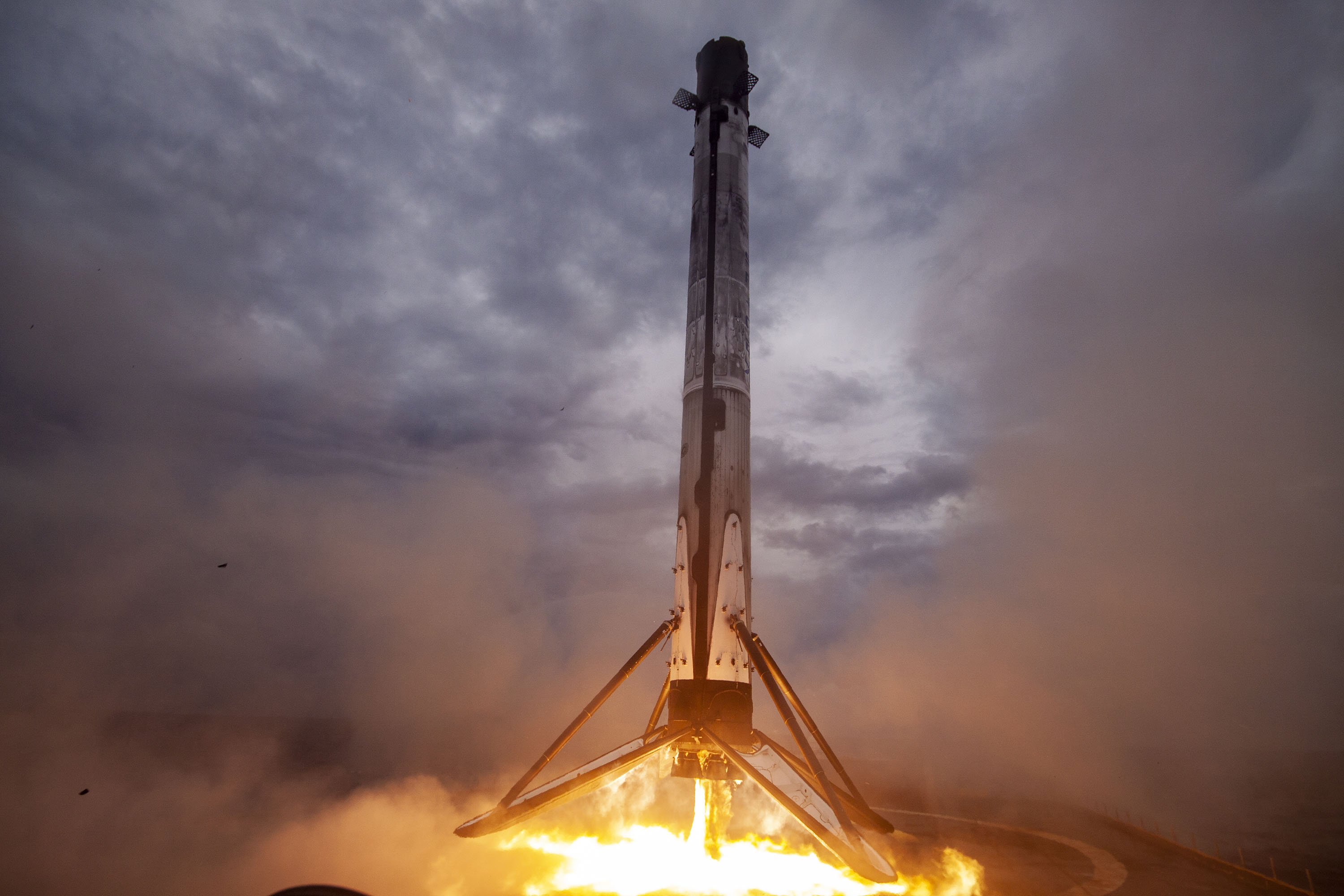 Lądowanie pierwszego stopnia podczas misji Crew Demo-2 (Źródło: SpaceX)