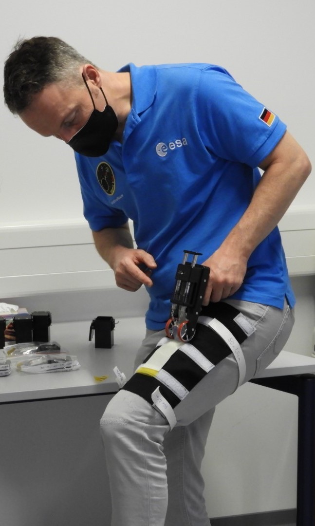 Matthias Maurer trenujący z BioPrint FirstAid przed lotem na ISS (Źródło: ESA)