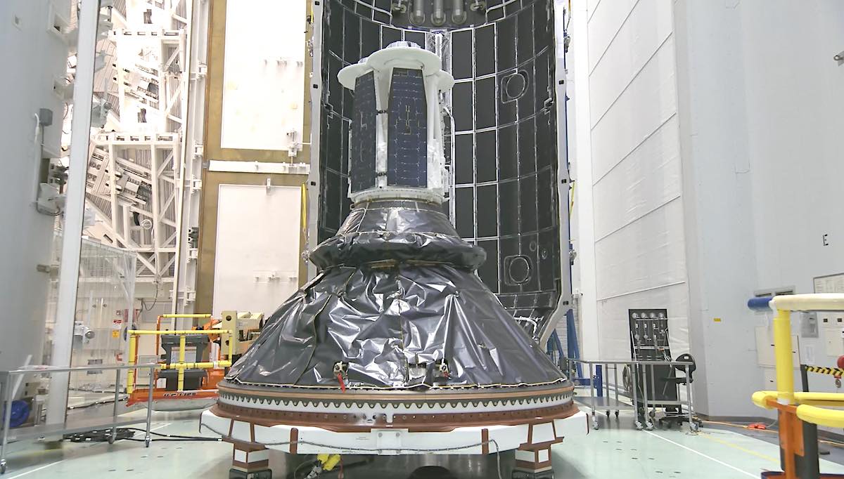 Obserwatorium IXPE na adapterze przed zamknięciem w osłonach ładunku rakiety (Źródło: NASA)