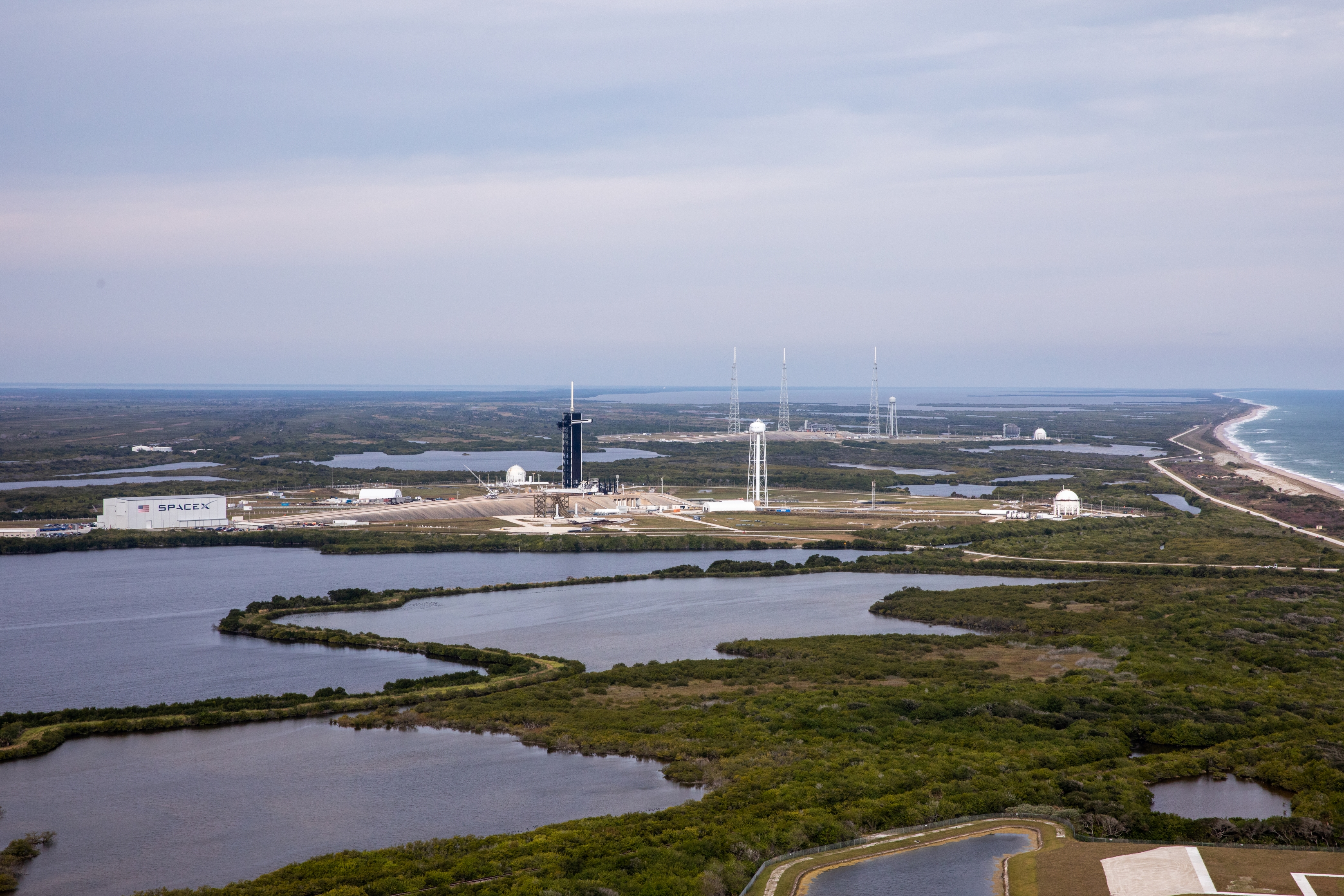 Zdjęcie z powietrza przedstawiające platformę LC-39A oraz platformę LC-39B w tle (Źródło: NASA/Ben Smegelsky)