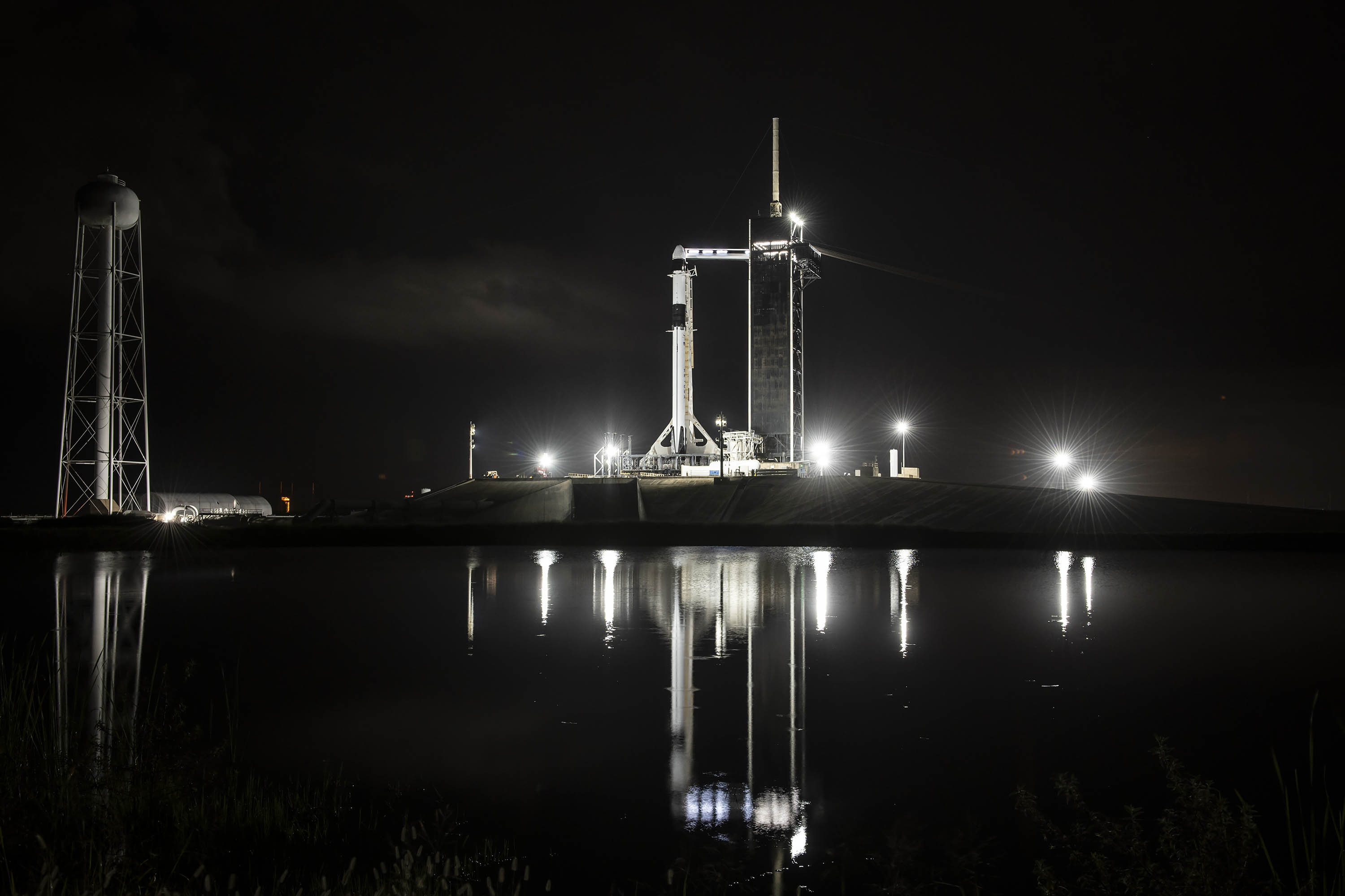 Falcon 9 na platformie LC-39A przed startem z misją CRS-24 (Źródło: SpaceX)