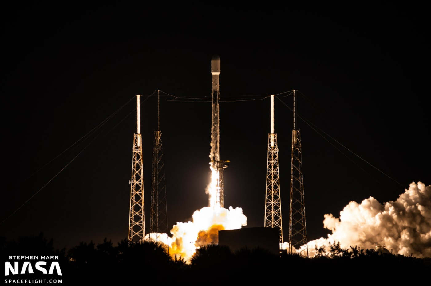 Start rakiety Falcon 9 z misją Starlink Group 4-3 (Źródło: Stephen Marr dla NSF, NASASpaceFlight.com)