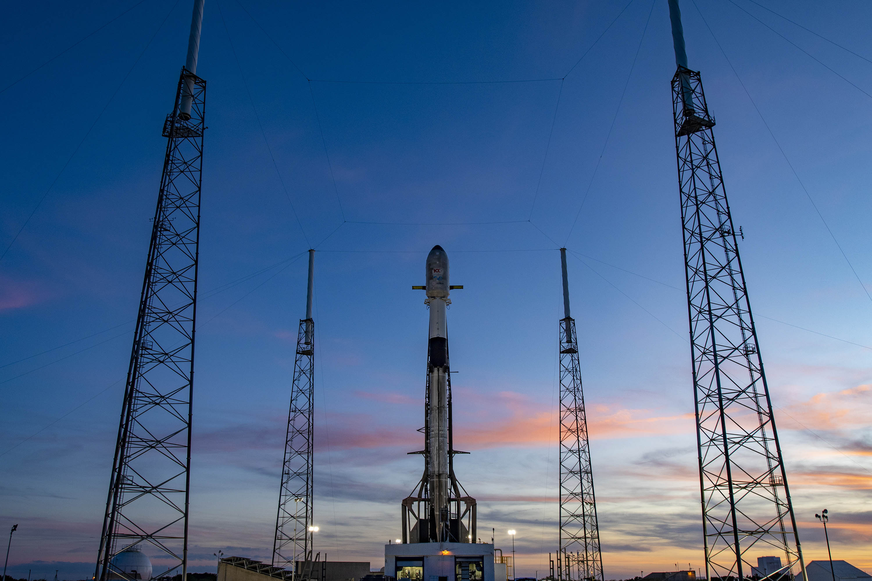 Rakieta Falcon 9 na platformie SLC-40 przed startem z misją Turksat 5B (Źródło: SpaceX)