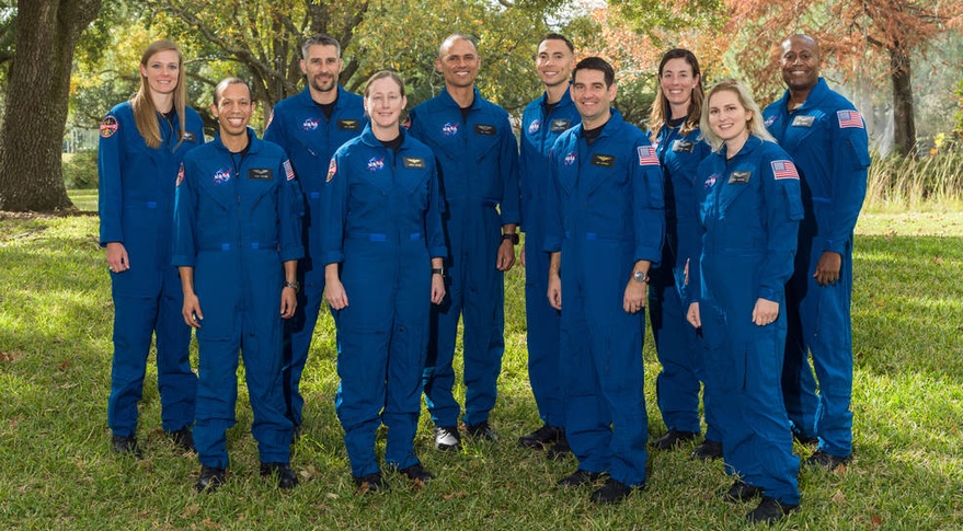 Nowa grupa kandydatów na astronautów NASA (Anil Menon piąty od lewej) (Źródło: NASA)