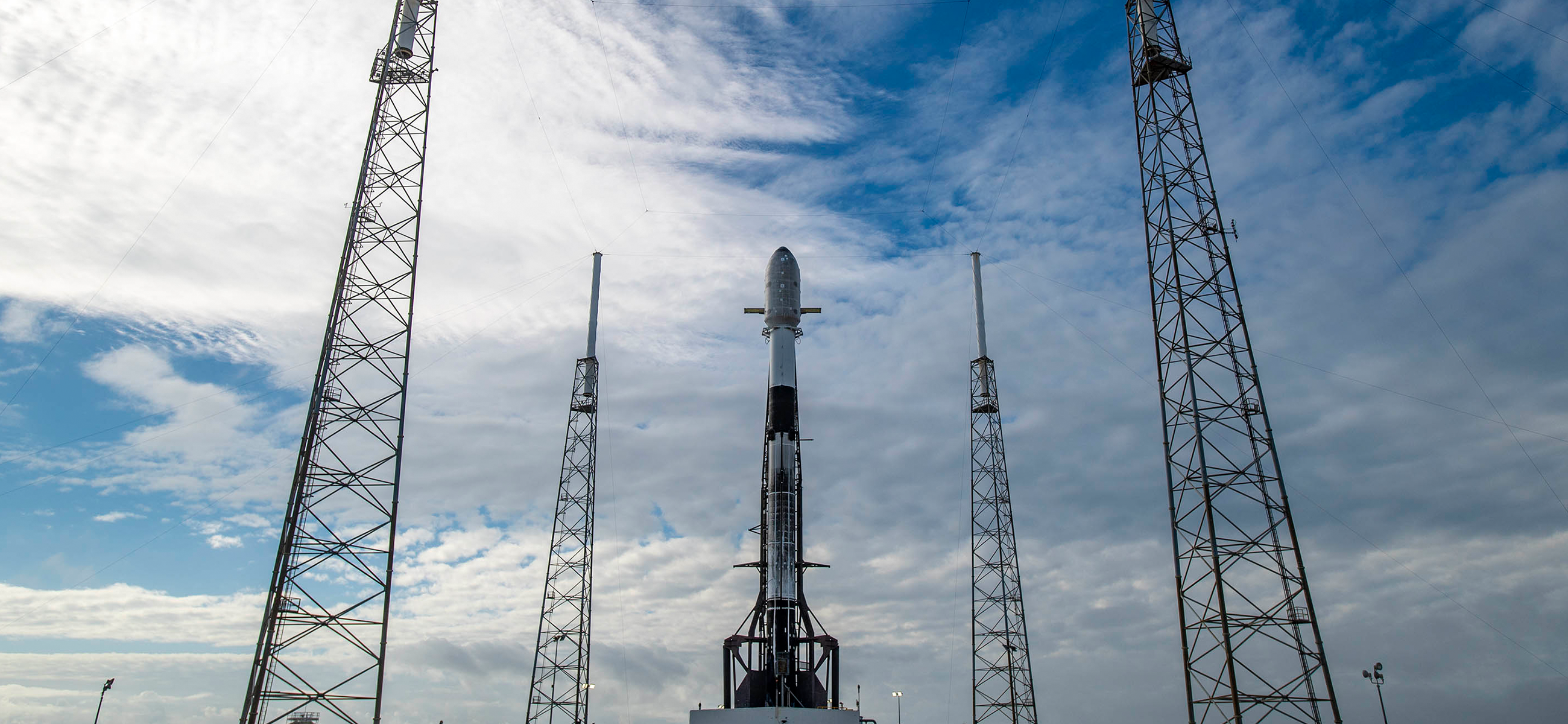 Falcon 9 na platformie startowej przed misją COSMO-SkyMed Second Generation FM2 (Źródło: SpaceX)