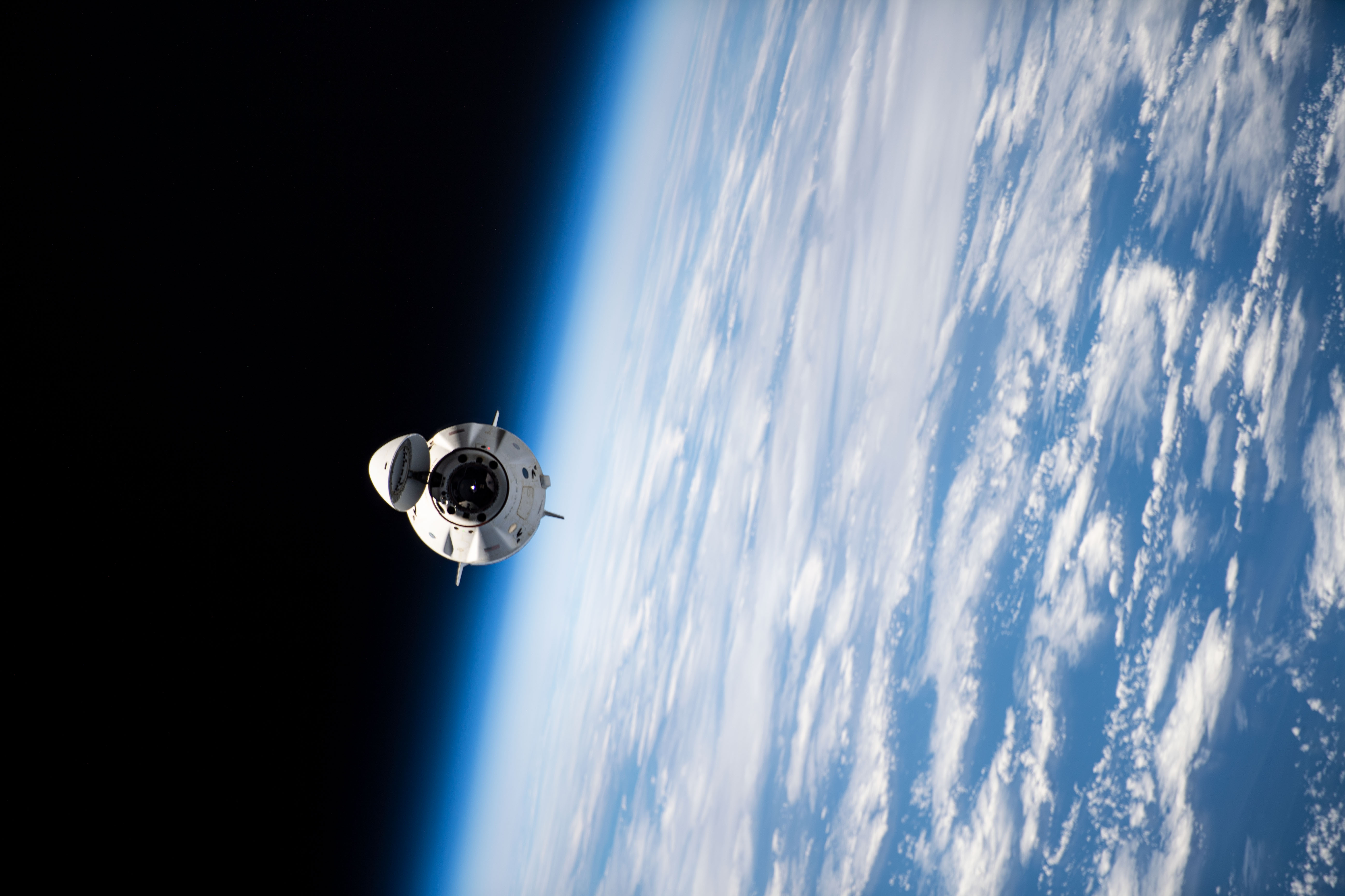 Kapsuła Dragon Endeavour po odłączeniu od ISS przed zakończeniem misji Crew-2 (Źródło: NASA Johnson)