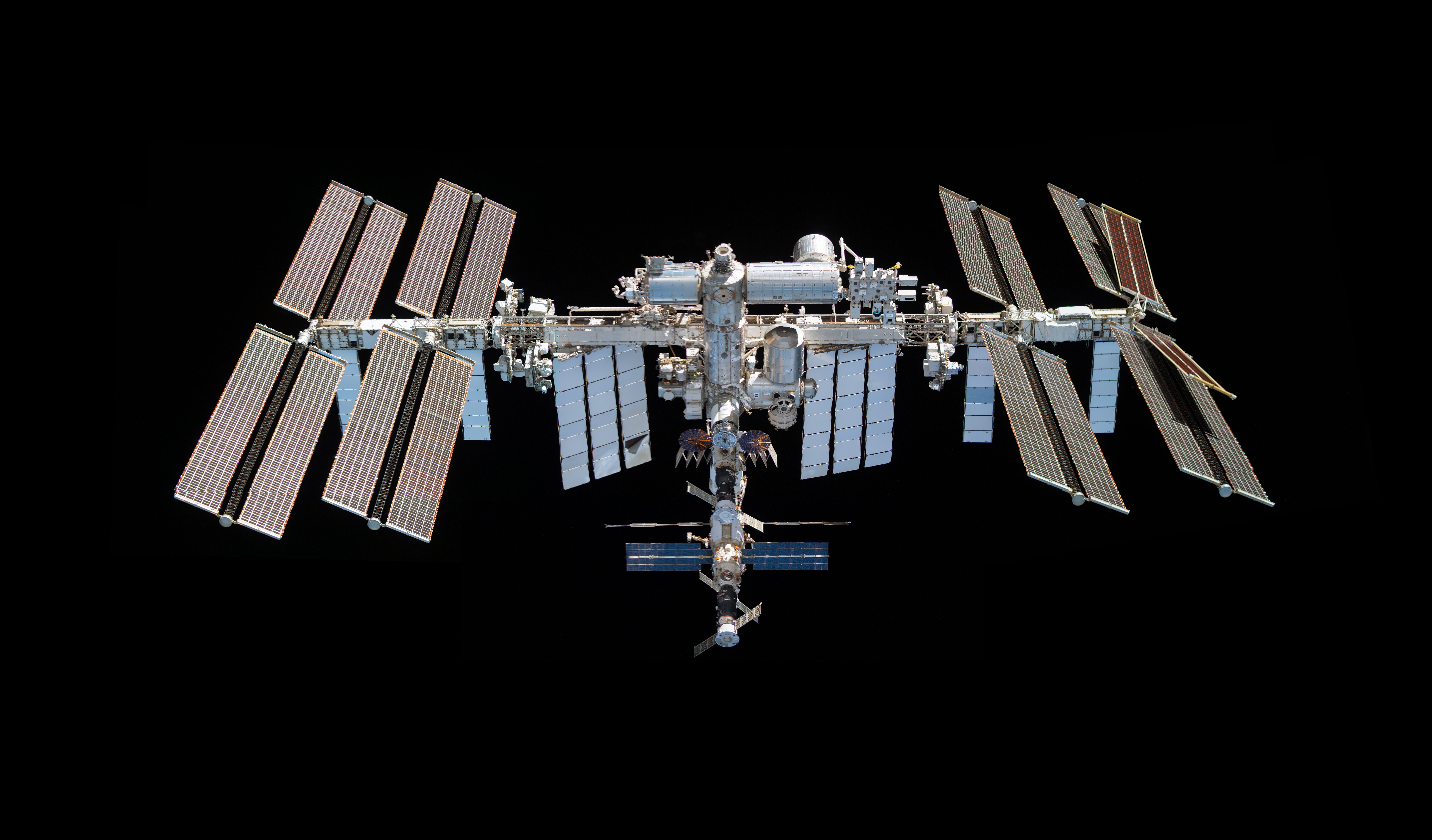 Mozaika złożona ze zdjęć wykonanych podczas okrążania ISS przez kapsułę Dragon Endeavour (Źródło: NASA Johnson)