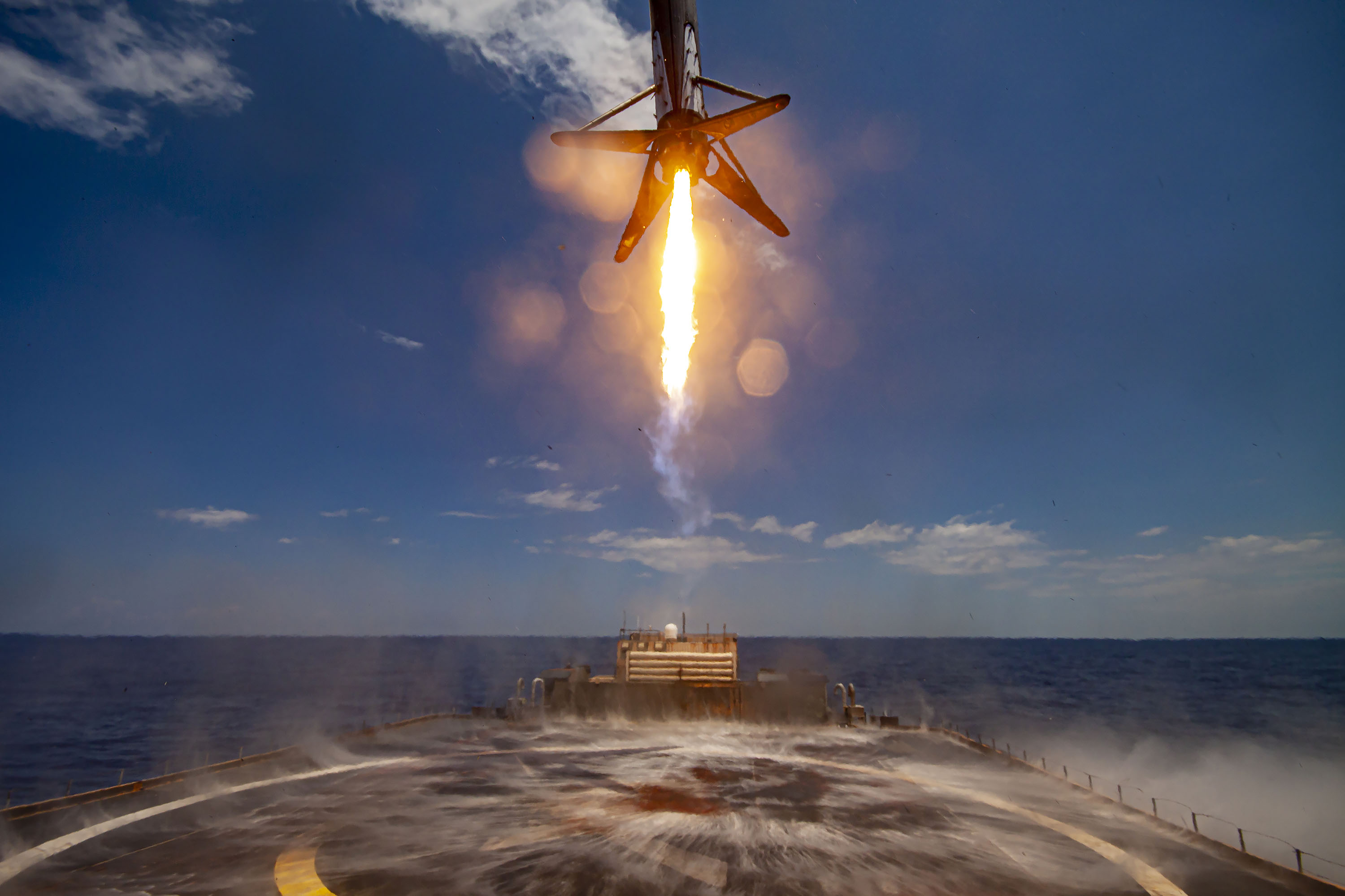Lądowanie pierwszego stopnia po misji GPS III SV05 (Źródło: SpaceX)