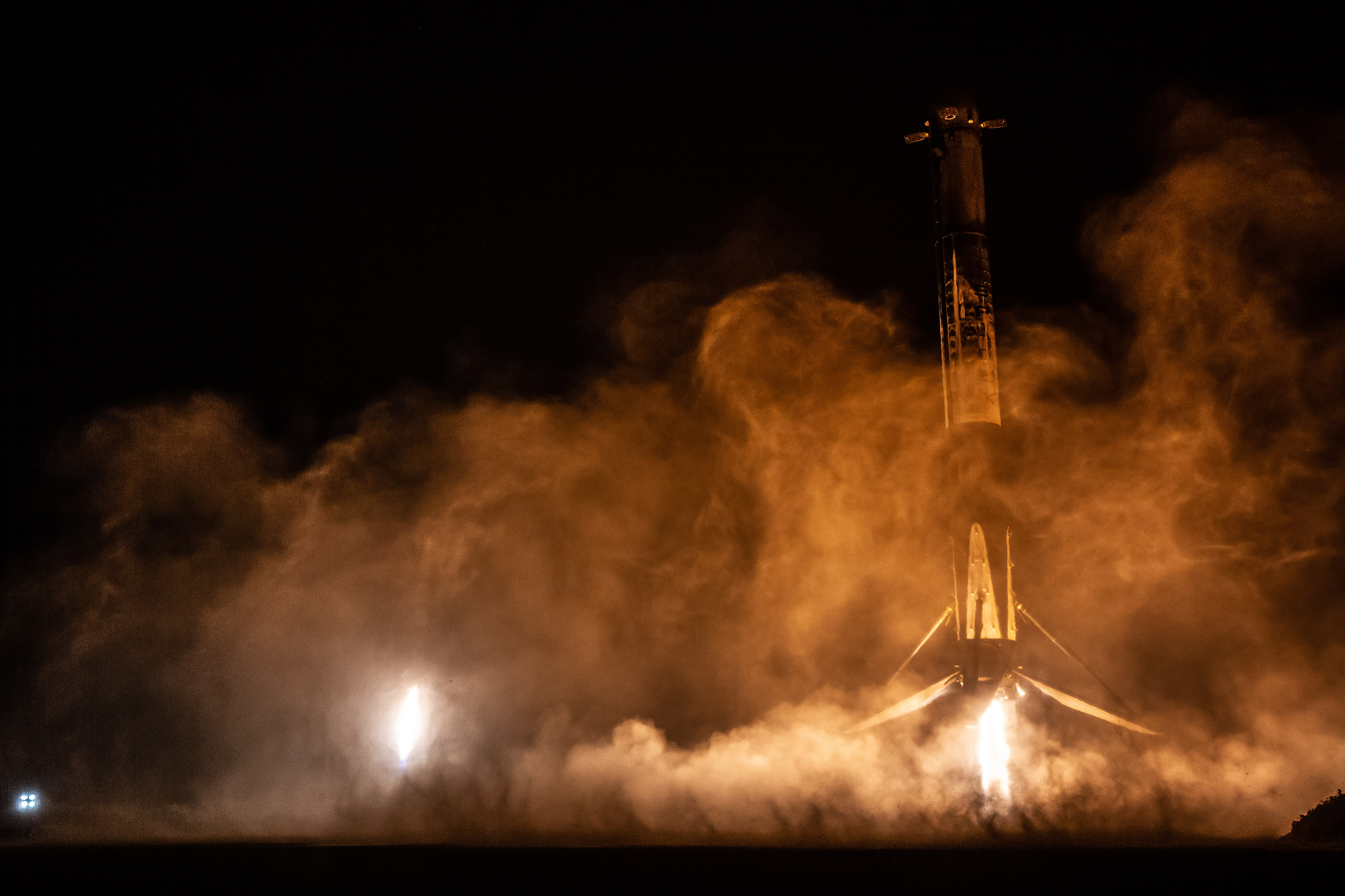 Lądowanie bocznych boosterów rakiety Falcon Heavy w ramach misji STP-2 (Źródło: SpaceX)