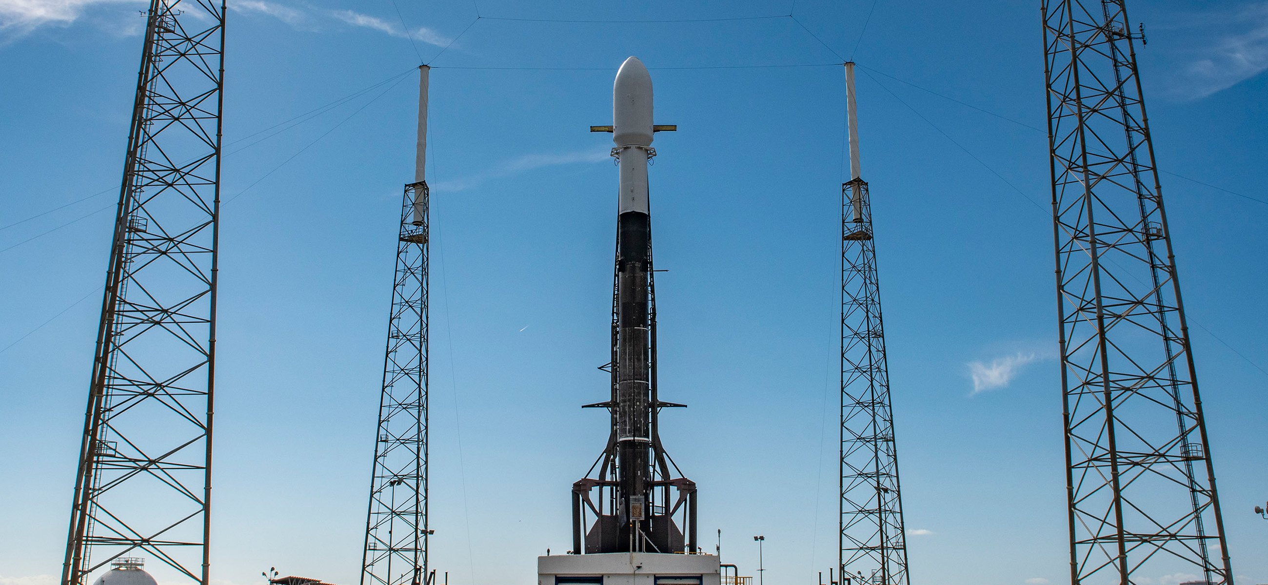 Falcon 9 na platformie startowej SLC-40 przed startem z misją Transporter-3 (Źródło: SpaceX)