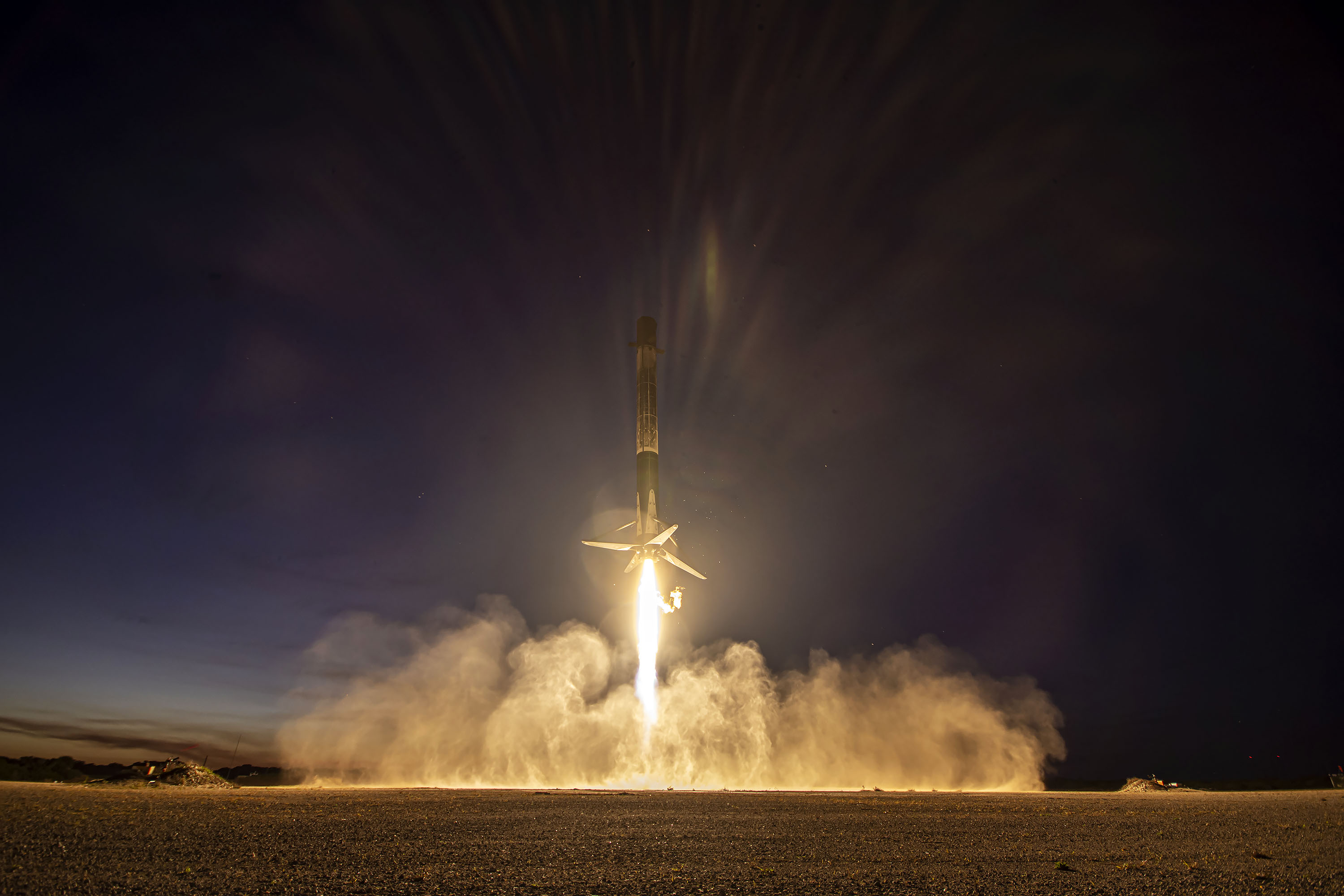 Lądowanie pierwszego stopnia rakiety Falcon 9 po misji COSMO-SkyMed Second Generation FM2 (Źródło: SpaceX)