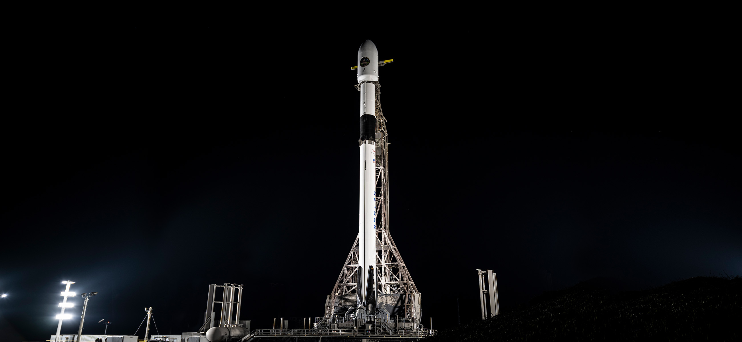 Falcon 9 na platformie startowej SLC-4E przed startem z misją NROL-87 (Źródło: SpaceX)
