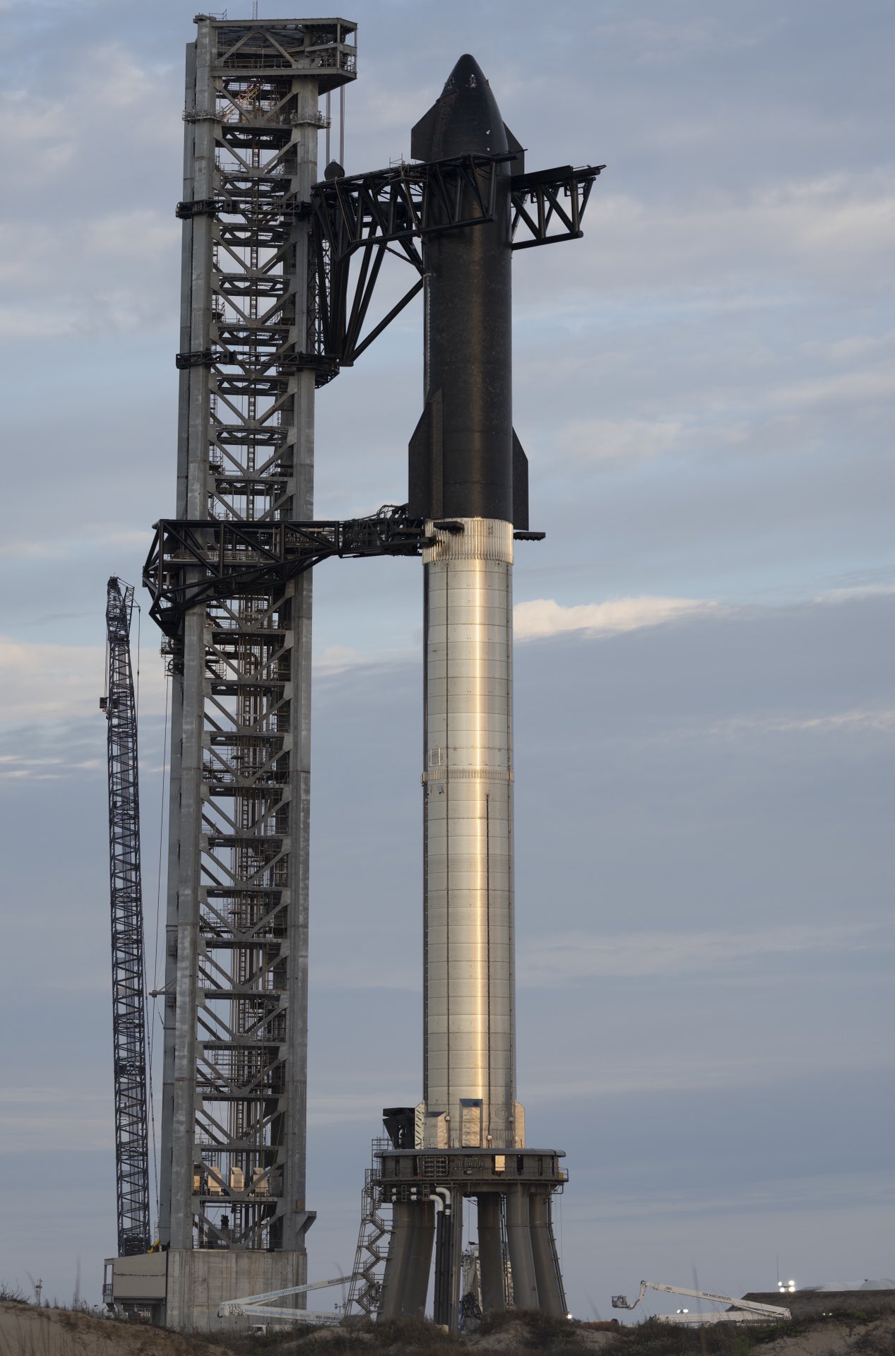 Booster 4 oraz Ship 20 na orbitalnej platformie startowej (Źródło: Elon Musk)