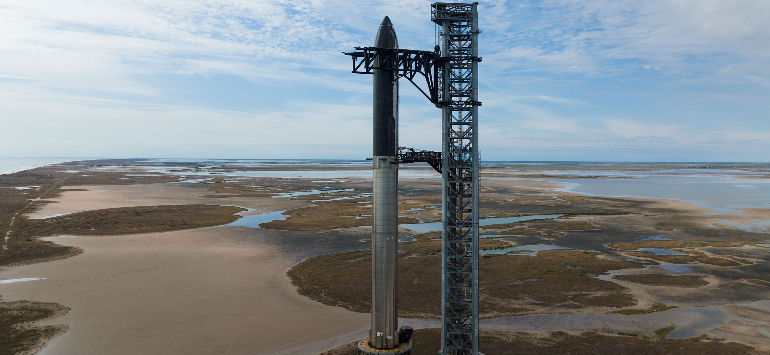 Booster 4 oraz Ship 20 na orbitalnej platformie startowej (Źródło: SpaceX)