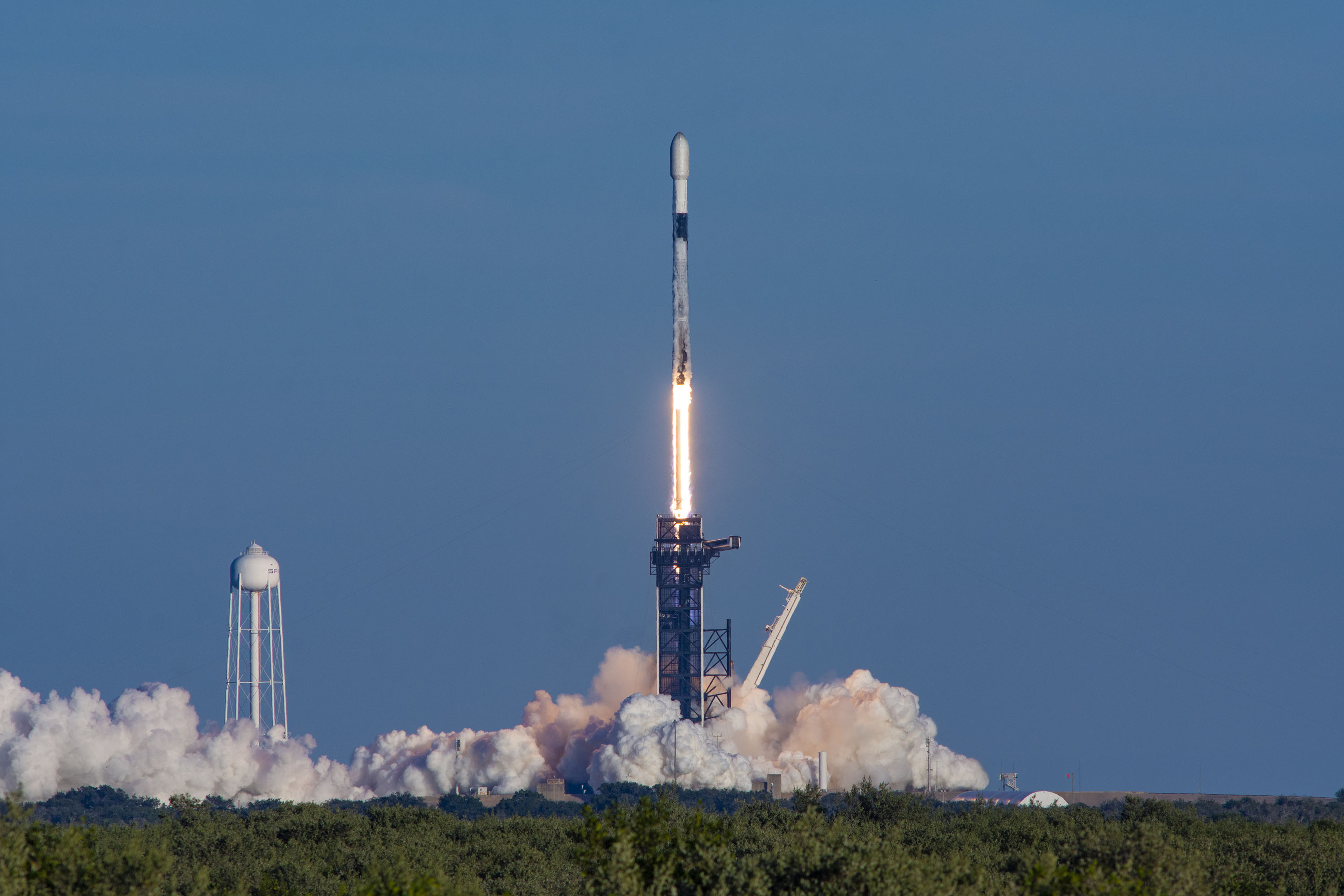 Start rakiety Falcon 9 z misją Starlink Group 4-5 (Źródło: SpaceX)