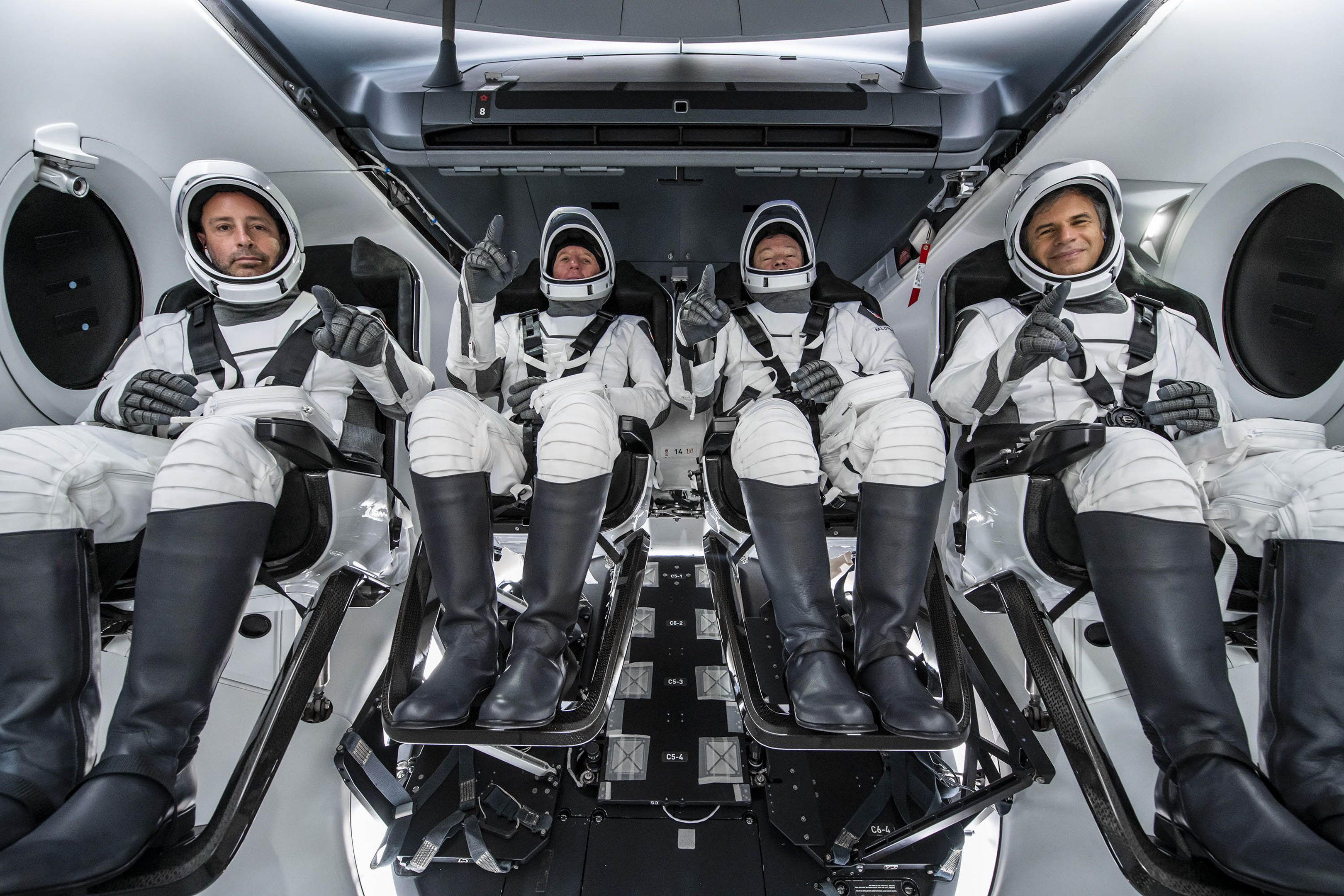 Załoga w kapsule Dragon Endeavour podczas przygotowań do misji Ax-1 (Źródło: SpaceX)