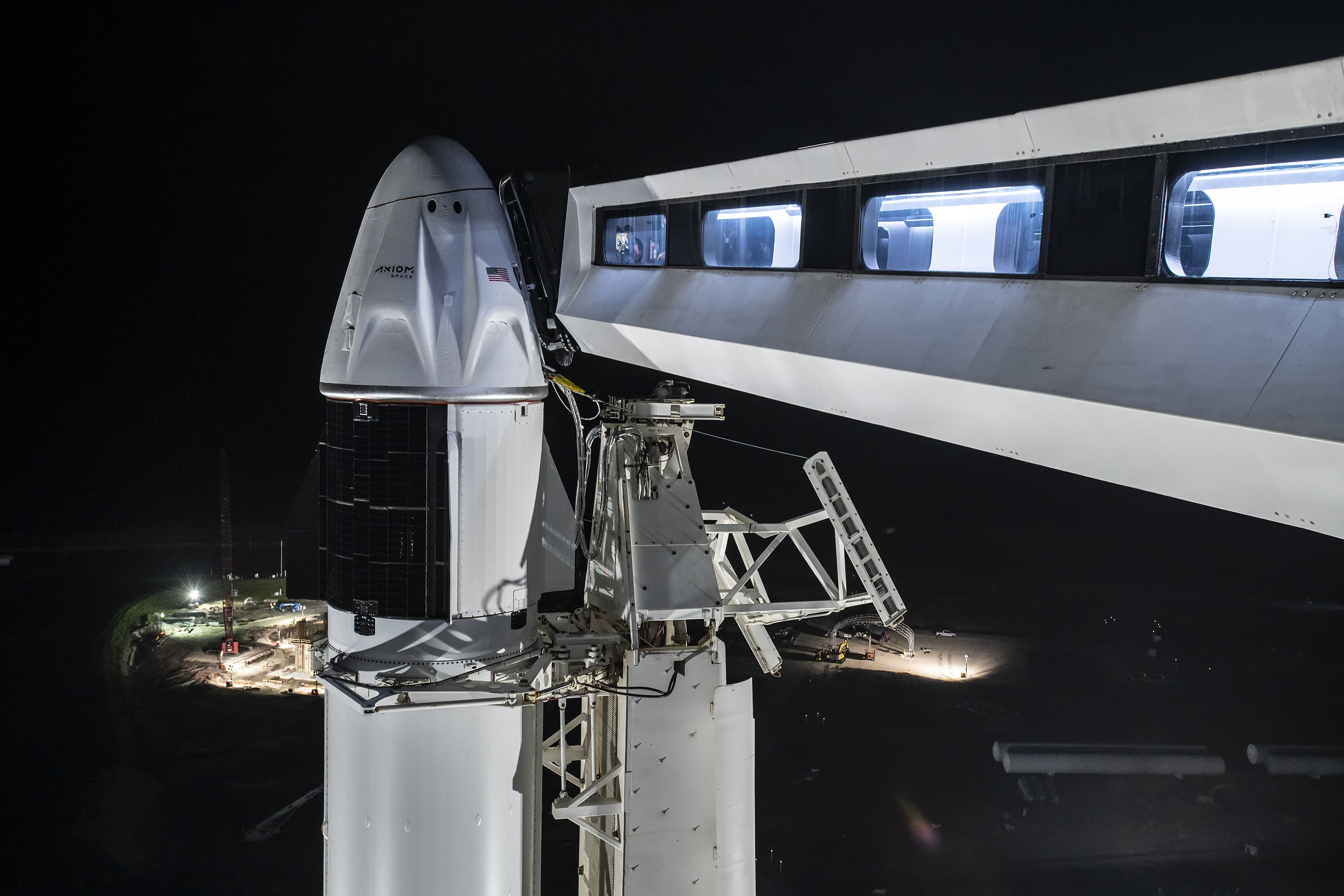 Falcon 9 i Dragon Endeavour na platformie startowej przed startem z misją Ax-1 (Źródło: SpaceX)