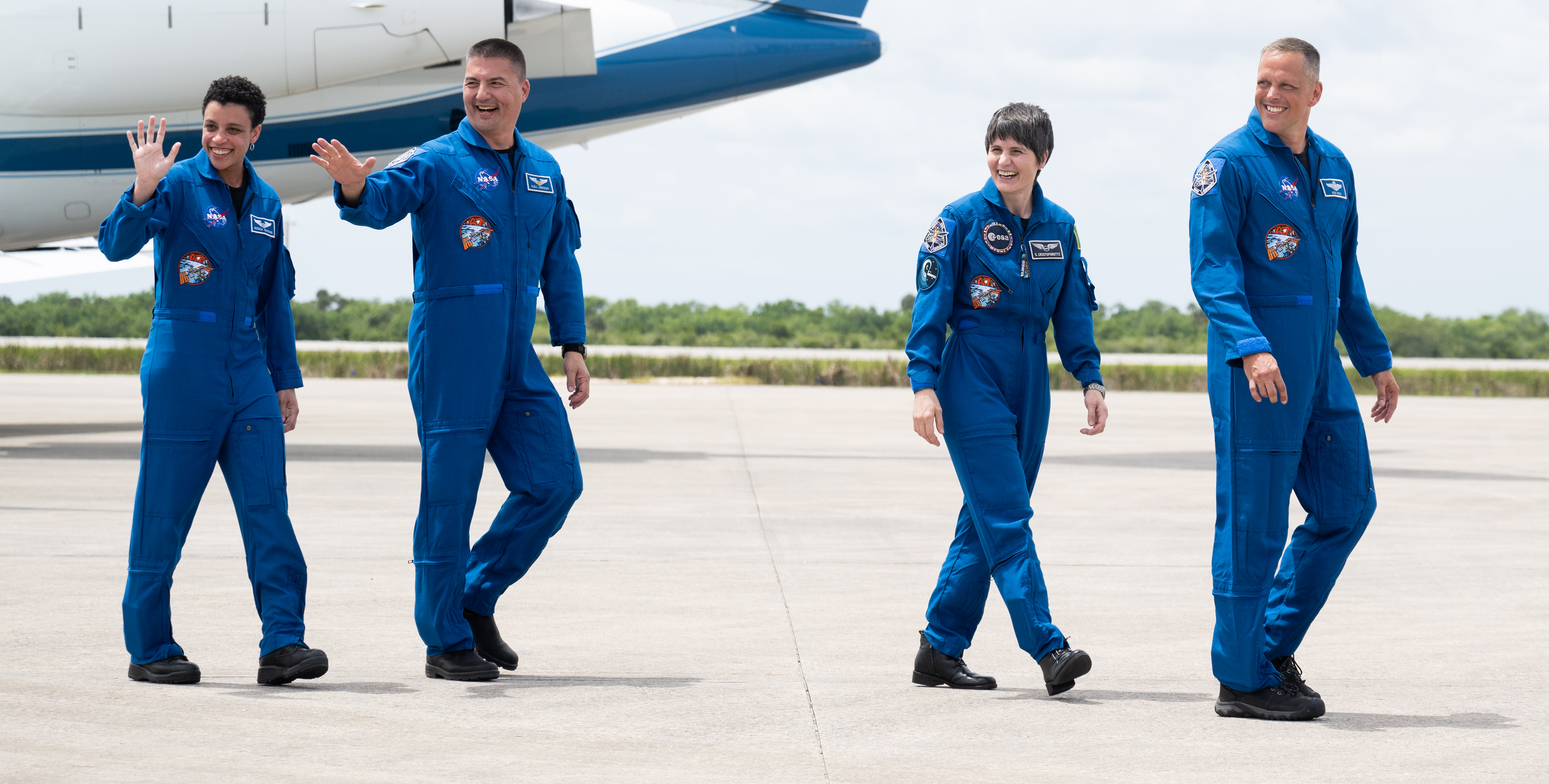 Załoga misji Crew-4 po dotarciu do KSC, od lewej: Jessica Watkins, Kjell Lindgren, Samantha Cristoforetti, Robert Hines (Źródło: NASA/Joel Kowsky)