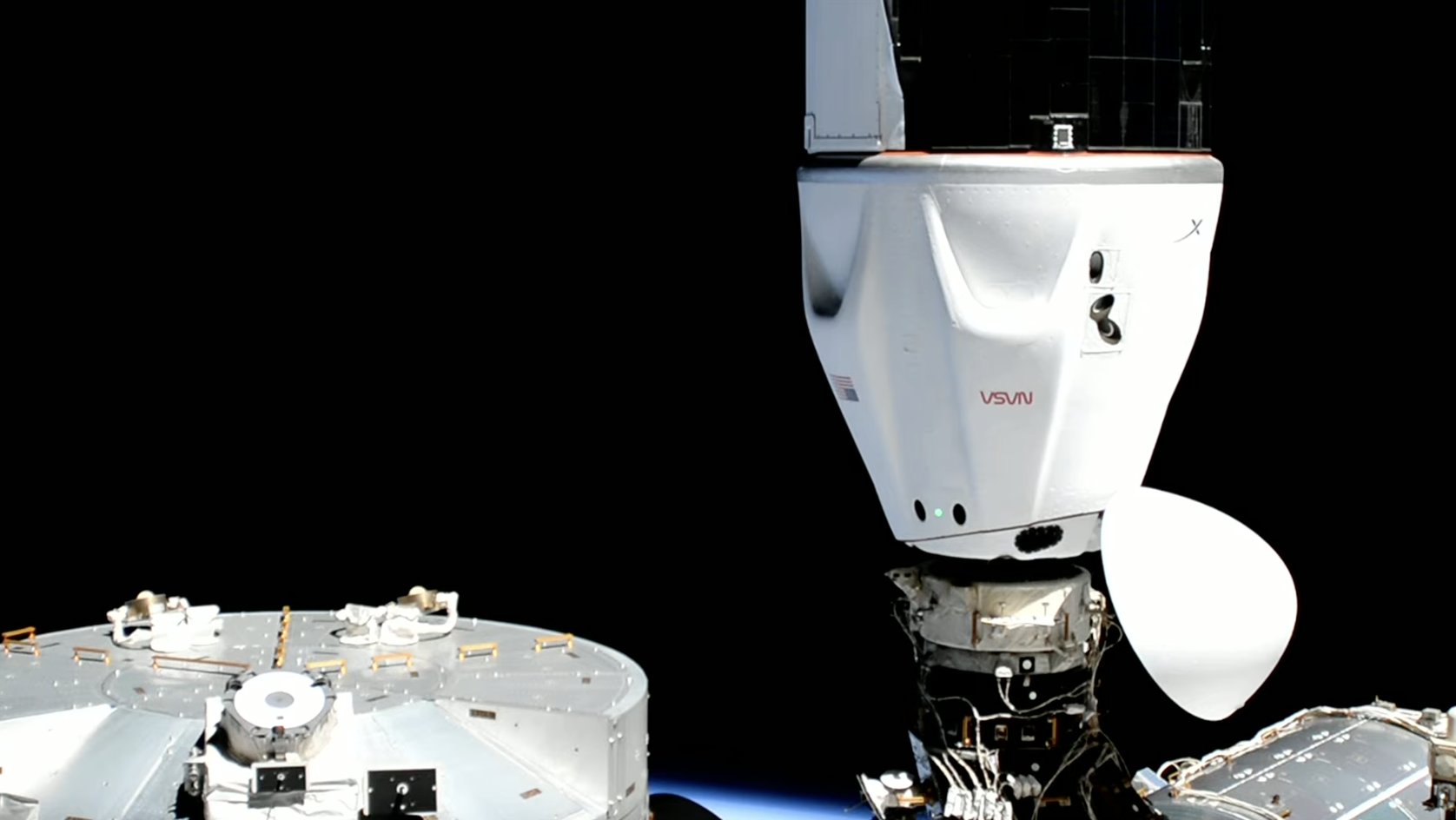 Kapsuła Dragon 2 Freedom zadokowana do portu zenitowego w module Harmony (Źródło: SpaceX)