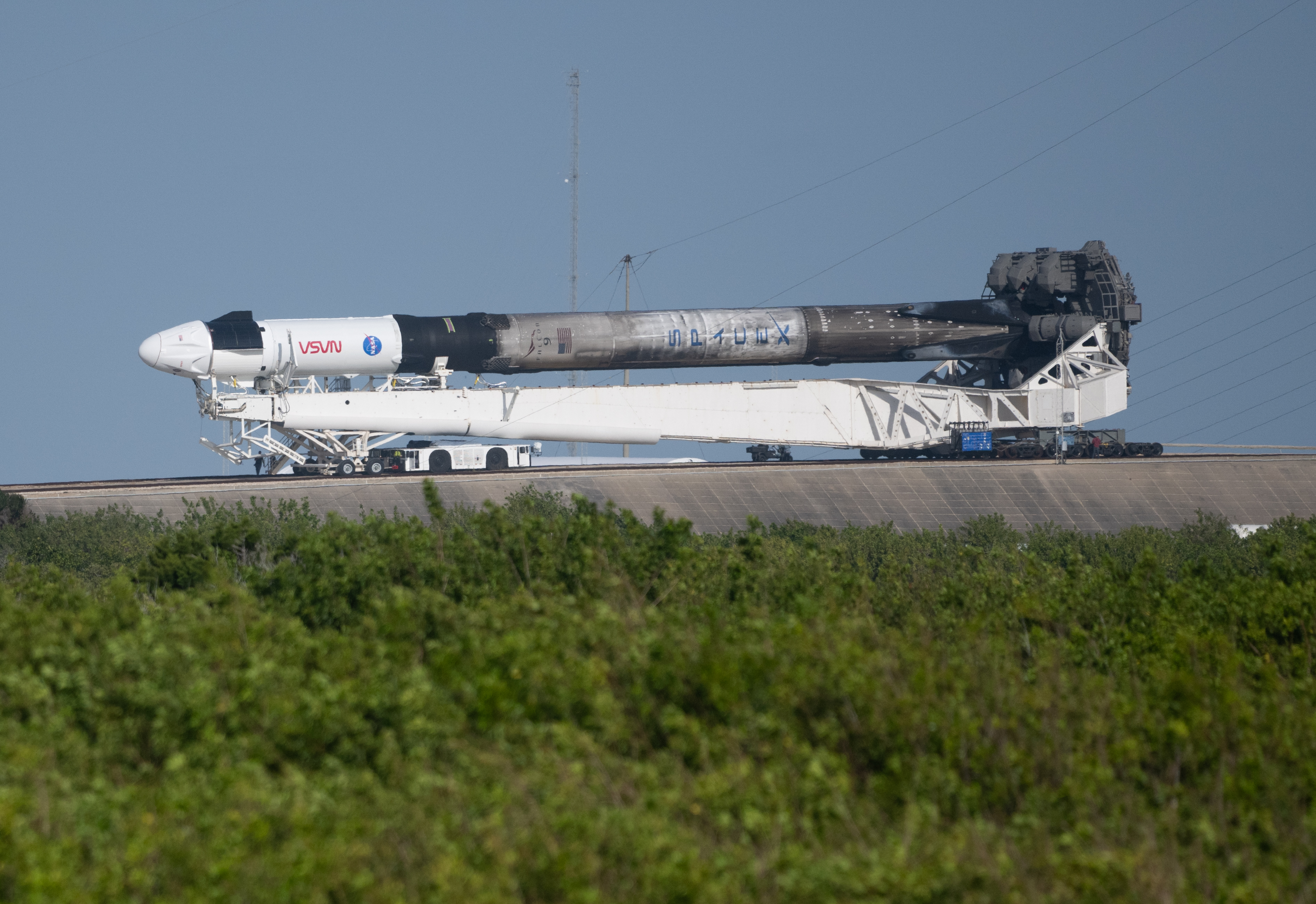 Falcon 9 transportowany na platformę startową podczas przygotowań do misji Crew-4 (Źródło: NASA/Joel Kowsky)