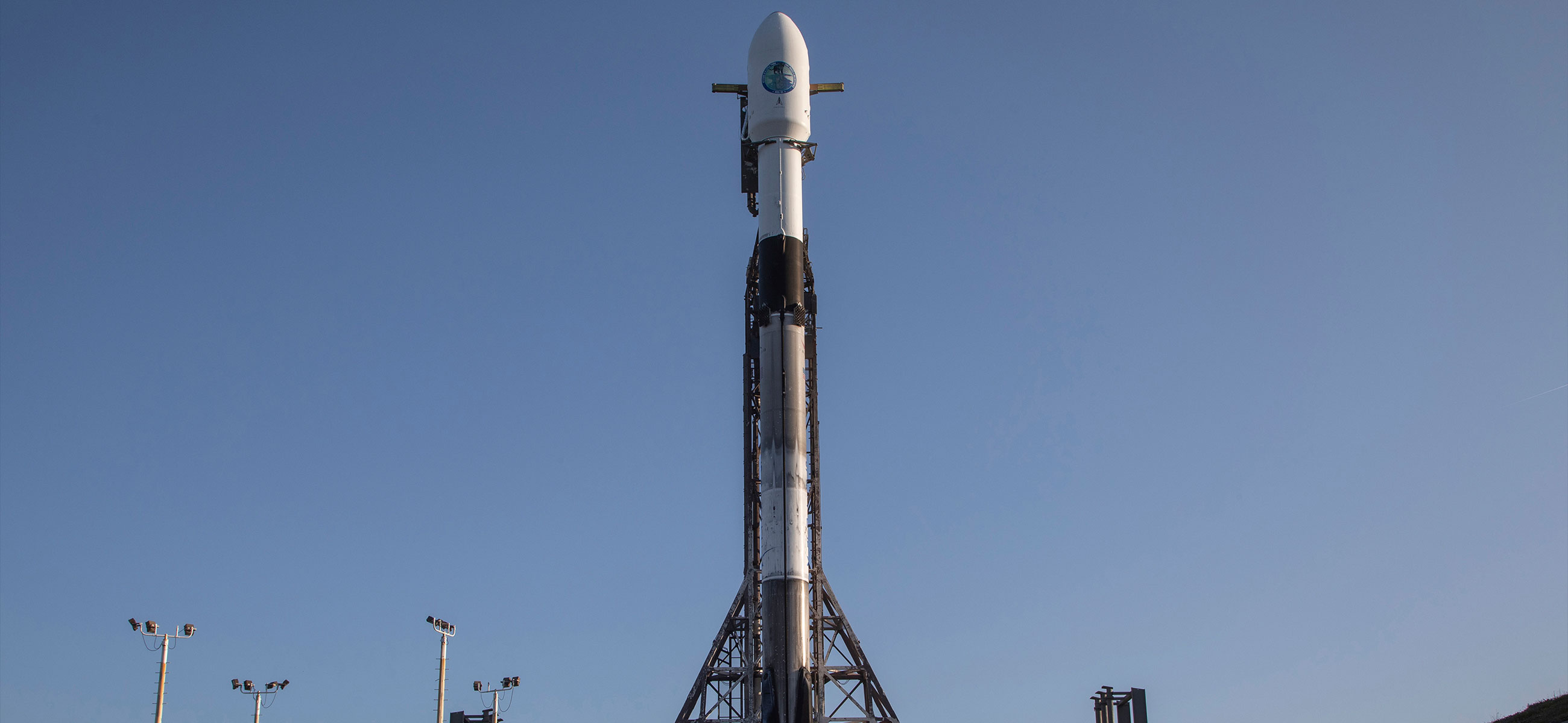 Falcon 9 na platformie startowej SLC-4E przed startem z misją NROL-85 (Źródło: SpaceX)