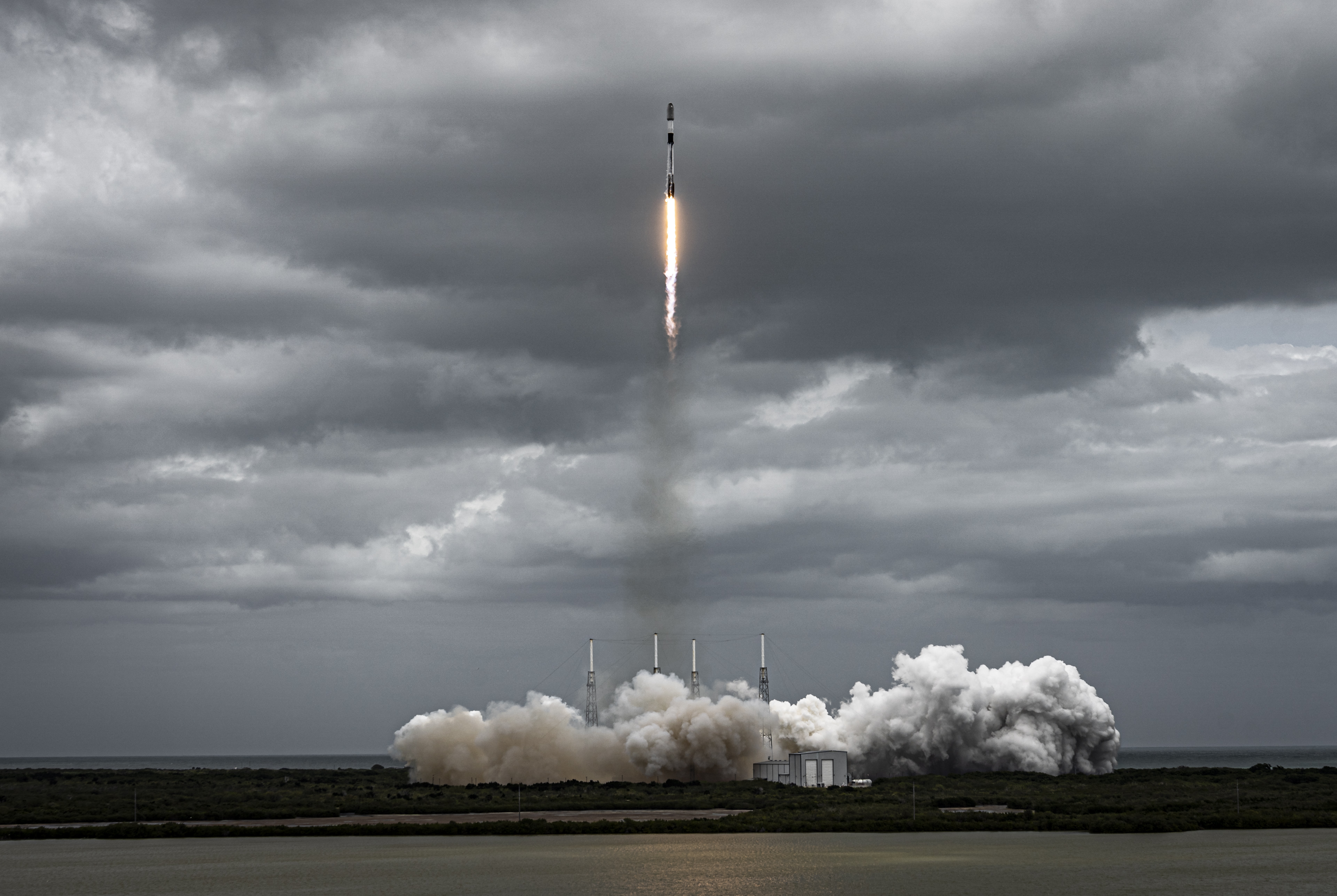 Start rakiety Falcon 9 z misją Starlink Group 4-14 (Źródło: SpaceX)