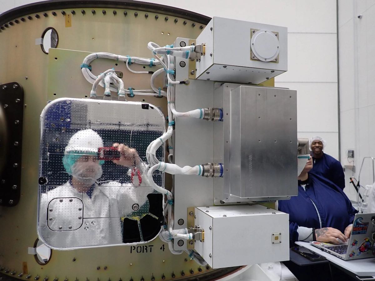 Sprzęt do eksperymentu Outpost Mars Demo-1 podczas przygotowań do startu (Źródło: Nanoracks)