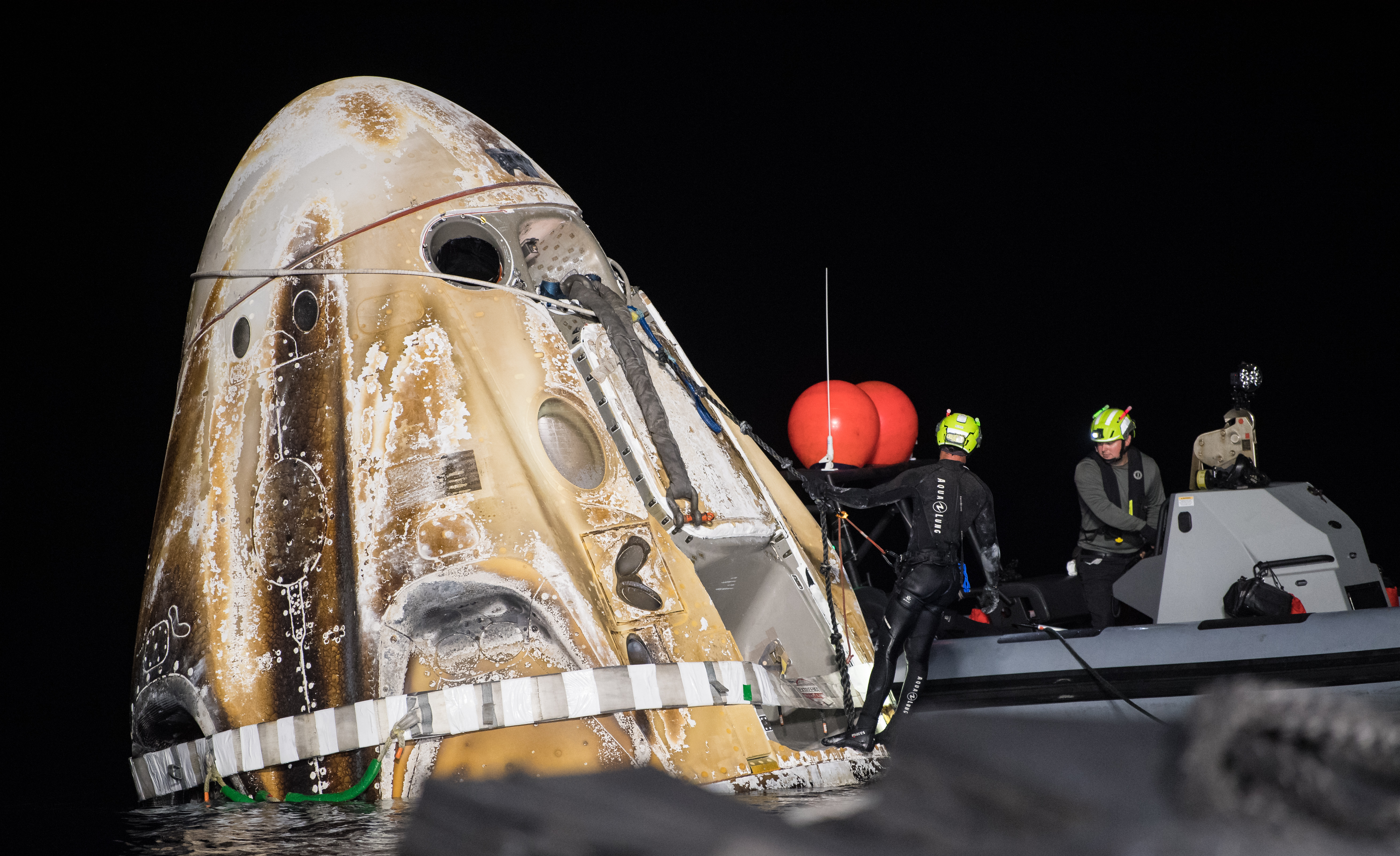 Dragon 2 Endurance po wodowaniu kończącym misję Crew-3 (Źródło: NASA/Aubrey Gemignani)